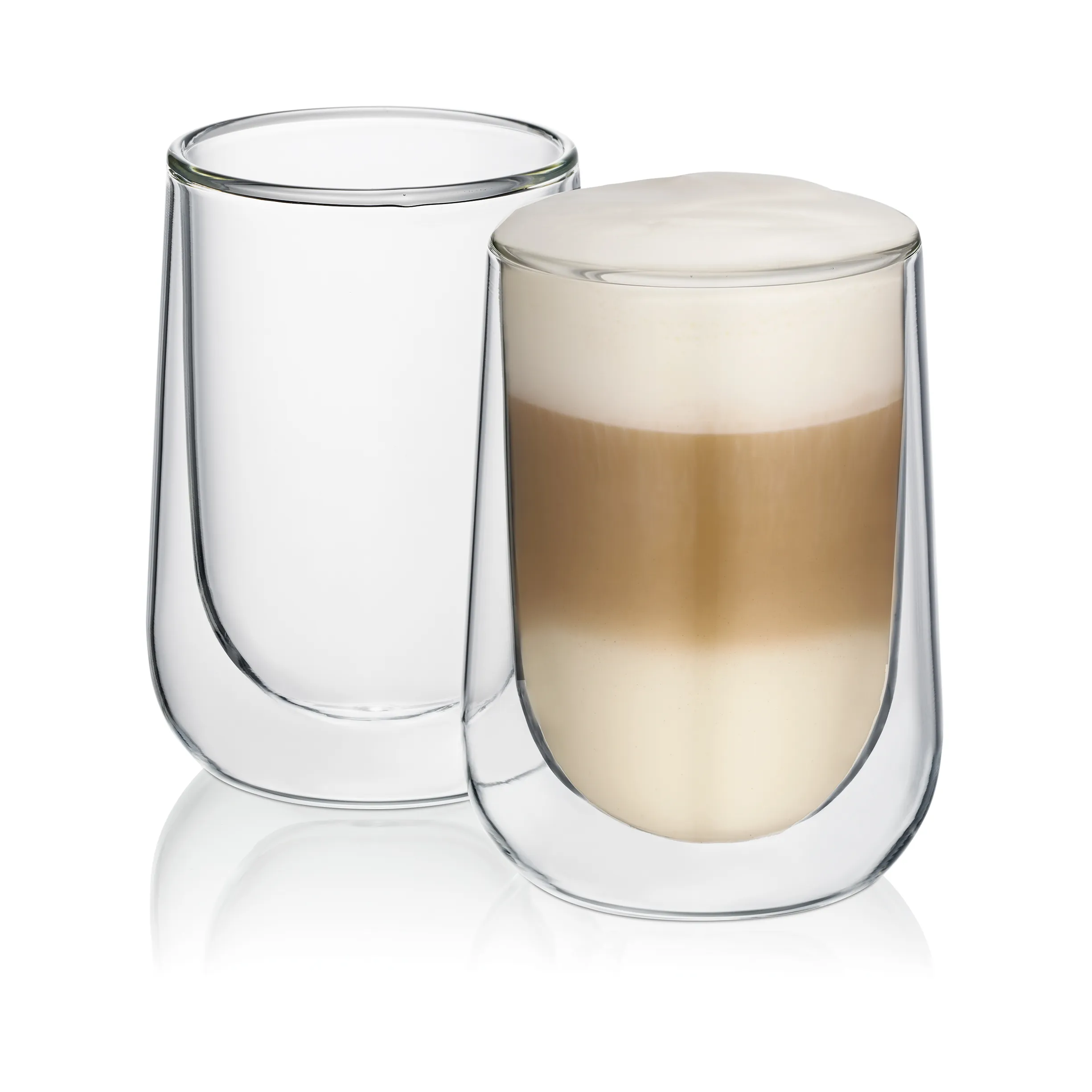 Doppelwandige Isoliergläser für Kaffee und Getränke Zwei doppelwandige Gläser mit Isolationsfunktion, eines leer und eines gefüllt mit Cappuccino
