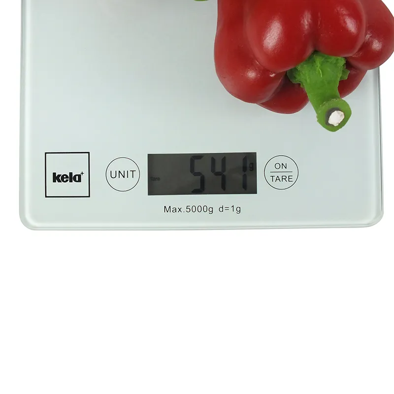 Kela digitale Küchenwaage mit roter Paprika - Präzise Lebensmittelwaage bis 5kg Kela Küchenwaage zeigt 547 Gramm beim Wiegen einer roten Paprika, Display mit Max. 5000g d=1g