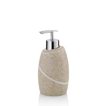 Beige Sandstein-Seifenspender mit Chrompumpe und weißen dekorativen Linien auf weißem Hintergrund