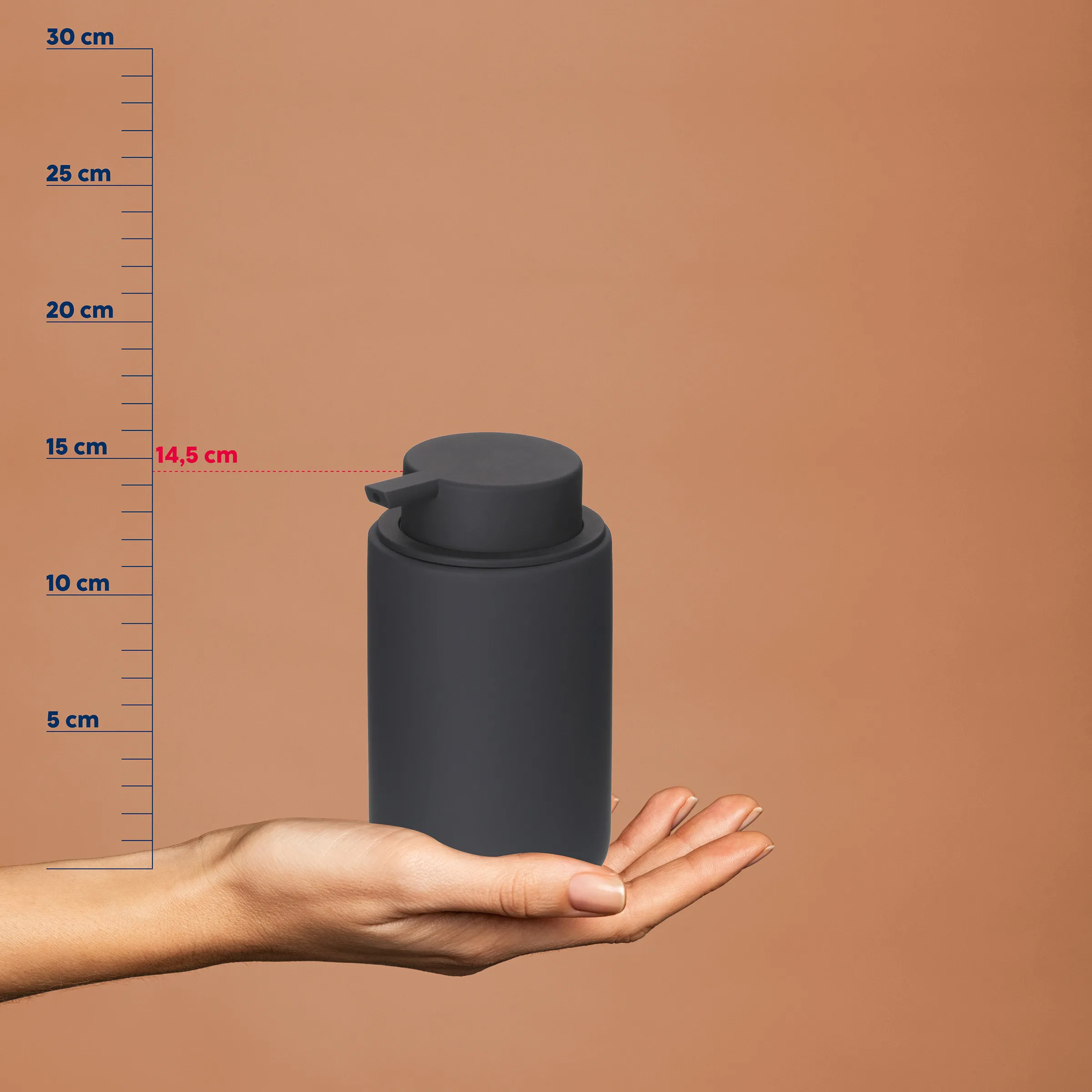 Seifenspender schwarz - kompaktes Pumpenflasche Design Schwarzer Spender-Behälter mit Pumpe auf einer Hand, neben Zentimeter-Skala zur Größendarstellung