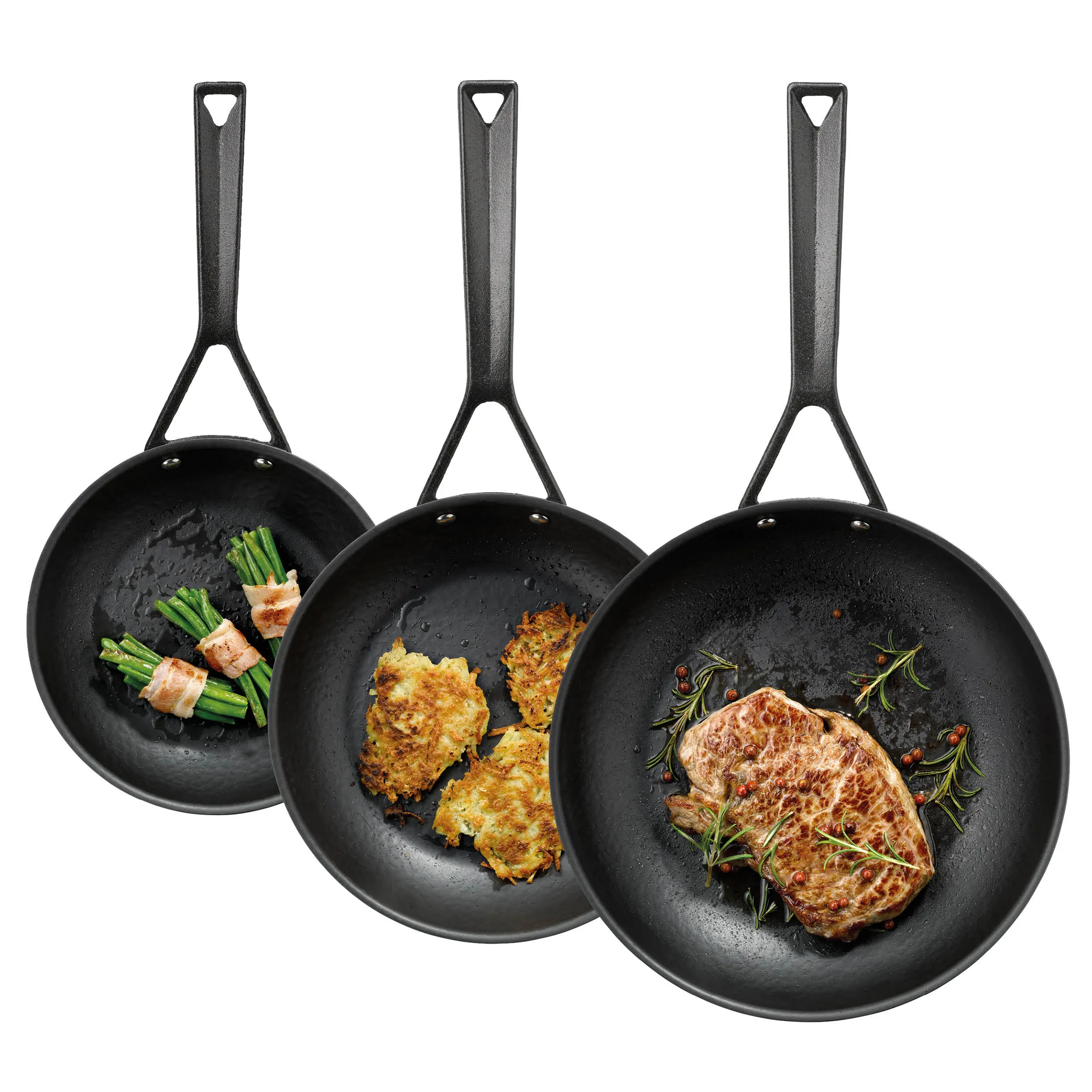 Pfannen-Set schwarz hochwertige Kochsets für Braten und Frittieren Drei schwarze Pfannen mit Deckel nebeneinander. Links Gemüse und Fleisch, Mitte Kartoffelpuffer, rechts Steak mit Rosmarin.
