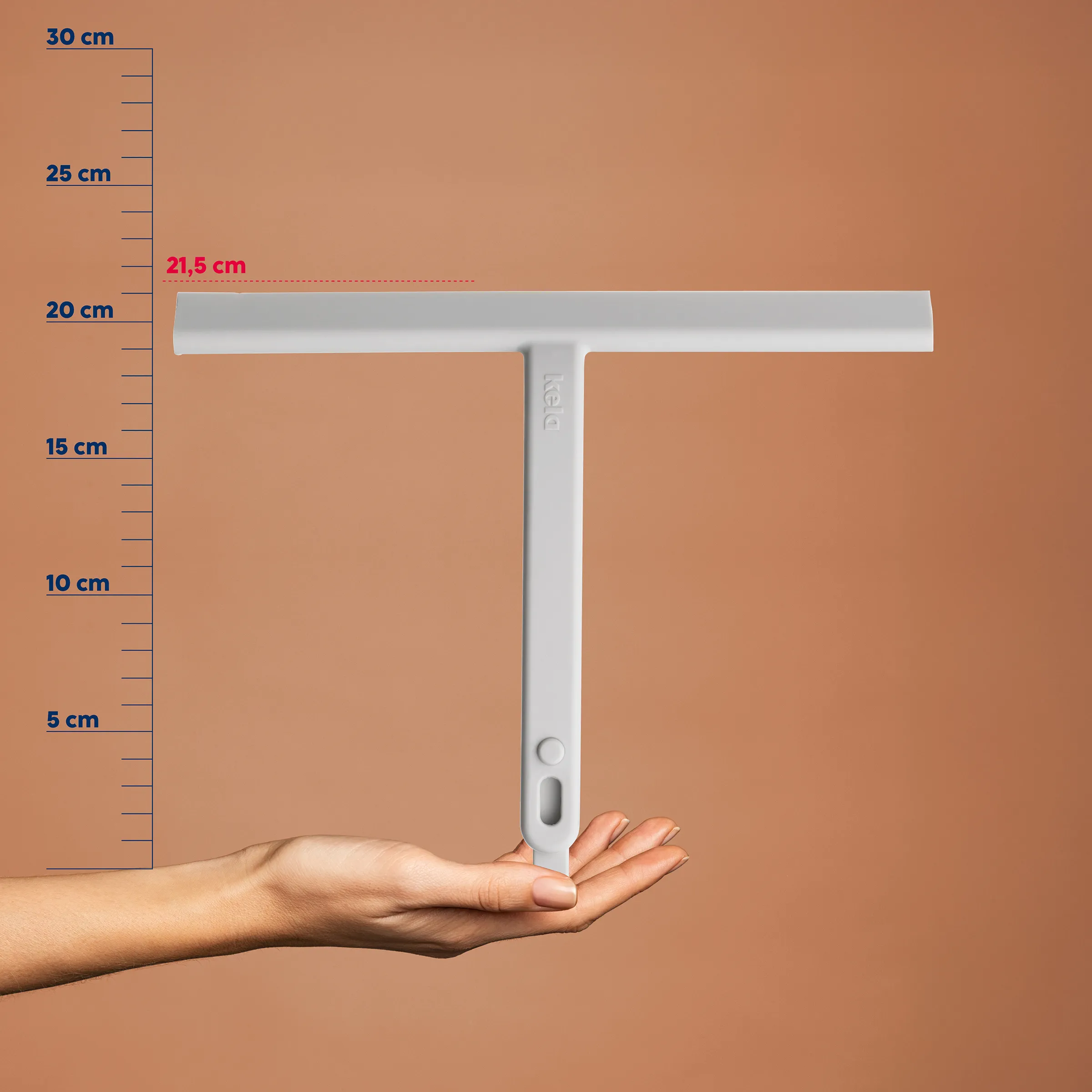 Hand hält T-förmigen IKEA-Schraubendreher vor Maßstab, Produktgröße 21,5 cm Breite sichtbar
