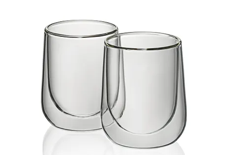Doppelwandige Gläser Set - Isolierbecher Borosilikat Zwei transparente doppelwandige Gläser ohne Henkel nebeneinander auf weißem Hintergrund