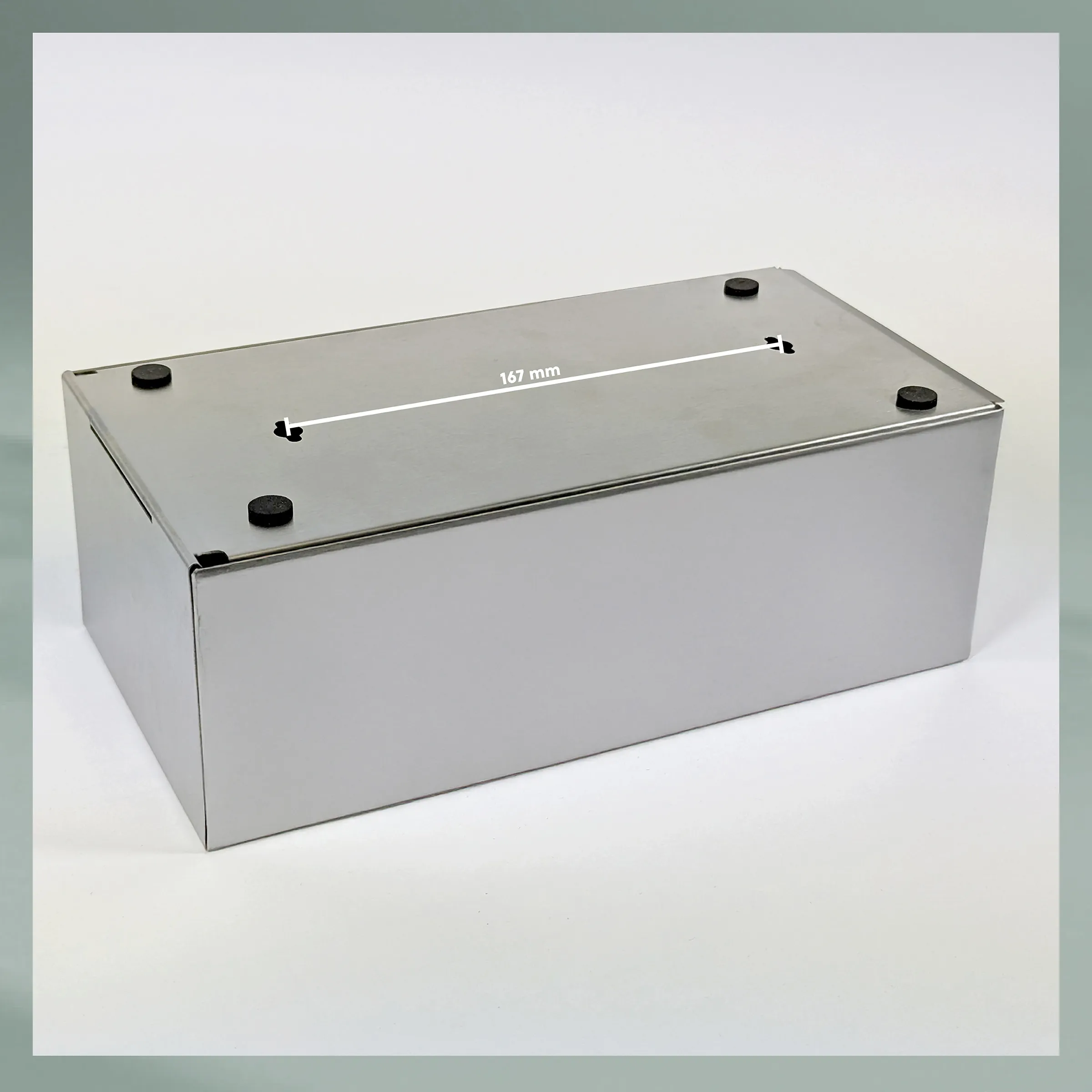 Metall-Aufbewahrungsbox Stahlkasten mit Griffen Grauer Metall-Aufbewahrungskasten mit schwarzen Griffen und Messskala von 167 mm auf der Oberseite