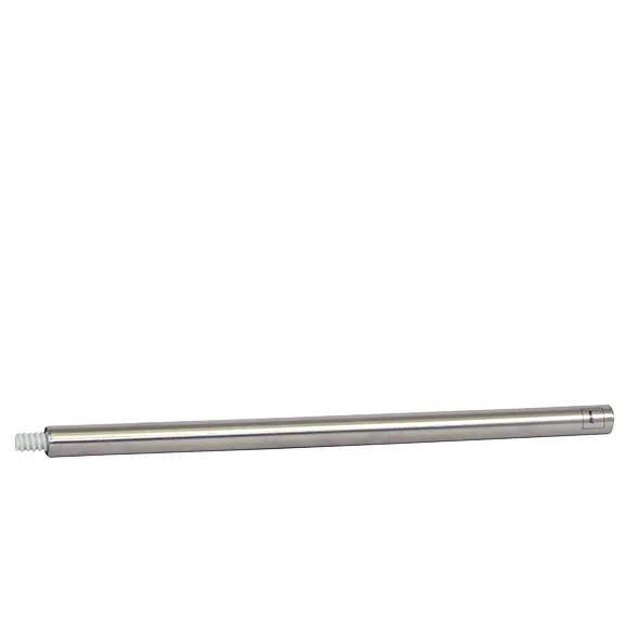 Stahlspindel Verlängerung - Metallwelle mit Gewinde Metallische Verlängerungsspindel oder Dornwelle aus Stahl mit Gewinde auf hellem Hintergrund
