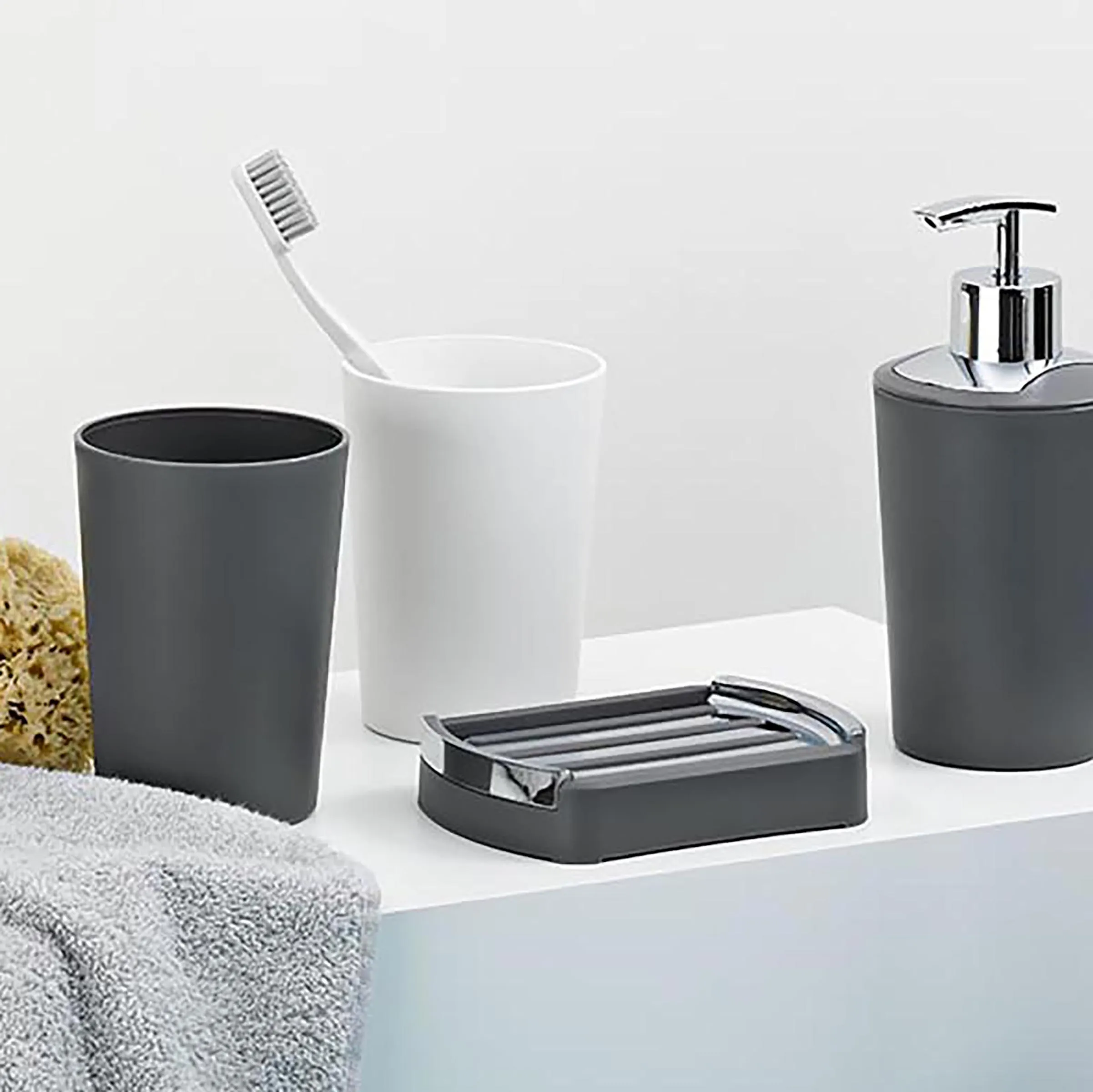 Badezimmer-Accessoires Set mit grauem und weißem Behälter, Seifenspender, Zahnbürste und Handtuch