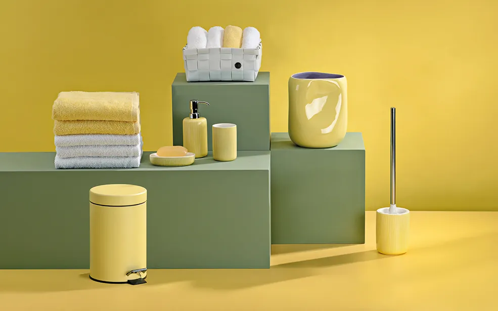 Badezimmer Accessoires Set - Gelbe Badausstattung Badezimmer-Accessoires-Set in Gelb und Grün: Handtücher, Seifenspender, Mülleimer, Zahnbürste und Wattestäbchen.