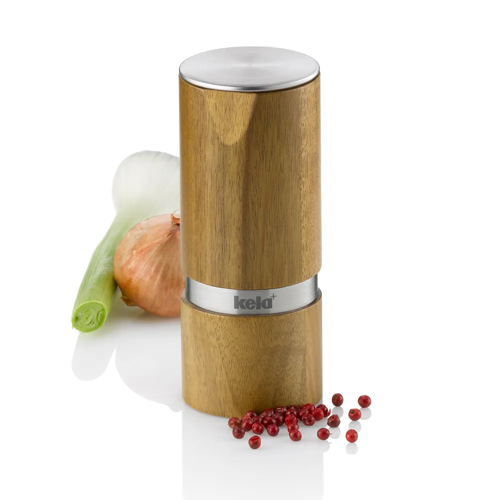 Kela Pfeffermühle aus Holz mit Edelstahlring, daneben Lauch, Zwiebel und rote Pfefferkörner