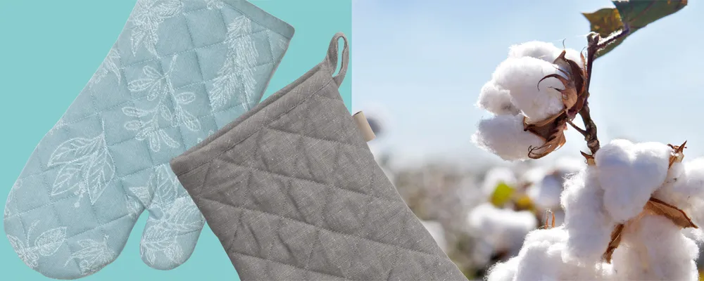 Baumwollprodukte: Gesteppte Ofenhandschuhe, Topflappen und weiße Baumwollblüten auf türkisfarbenem Hintergrund