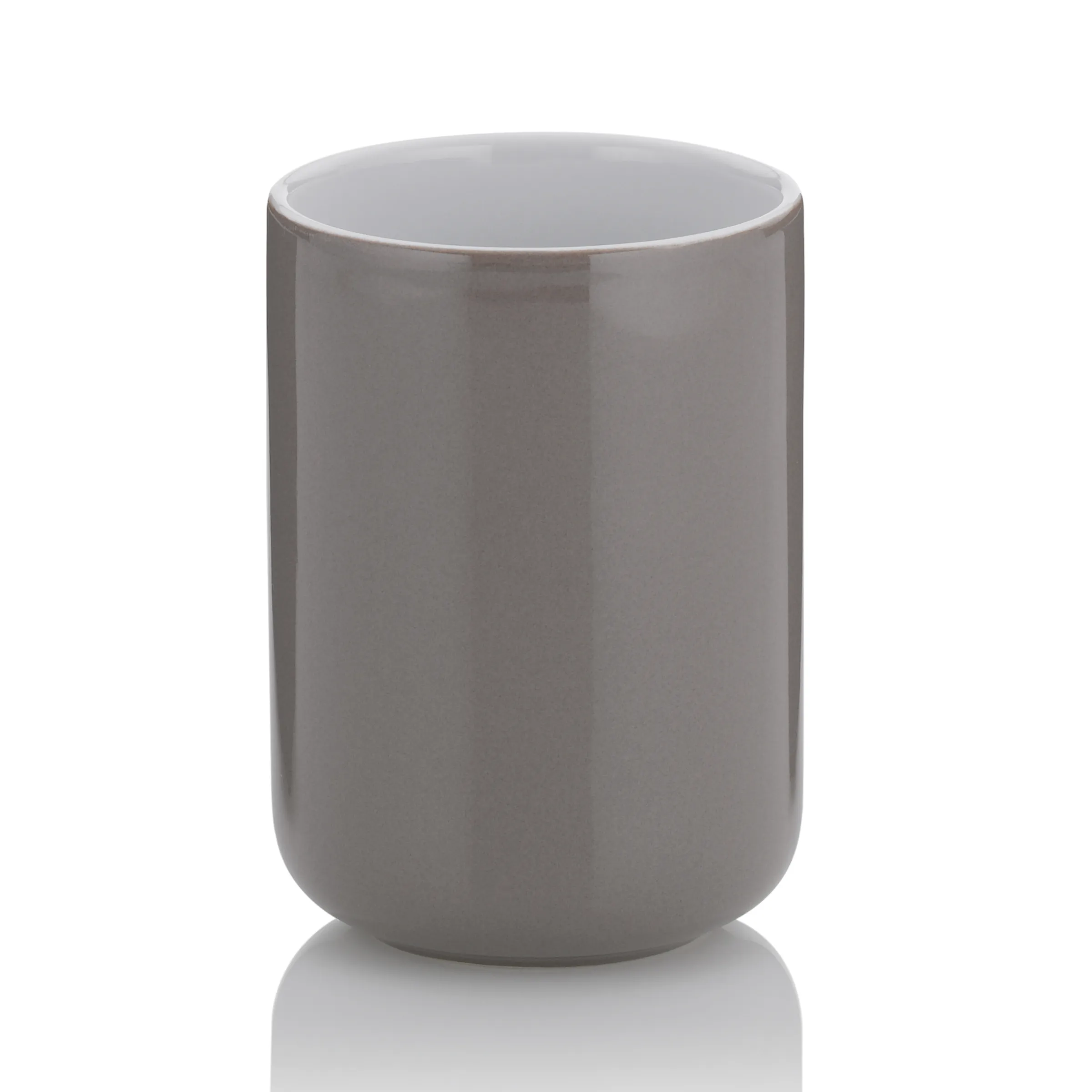 Grauer Keramikbecher - Moderner Zahnputzbecher für Badezimmer Grauer Keramikbecher im minimalistischen Design auf weißem Hintergrund mit Spiegelung