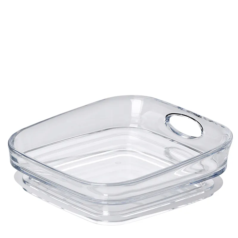 Transparente quadratische Glasschüssel mit Griffen und glatter innerer Oberfläche auf weißem Hintergrund