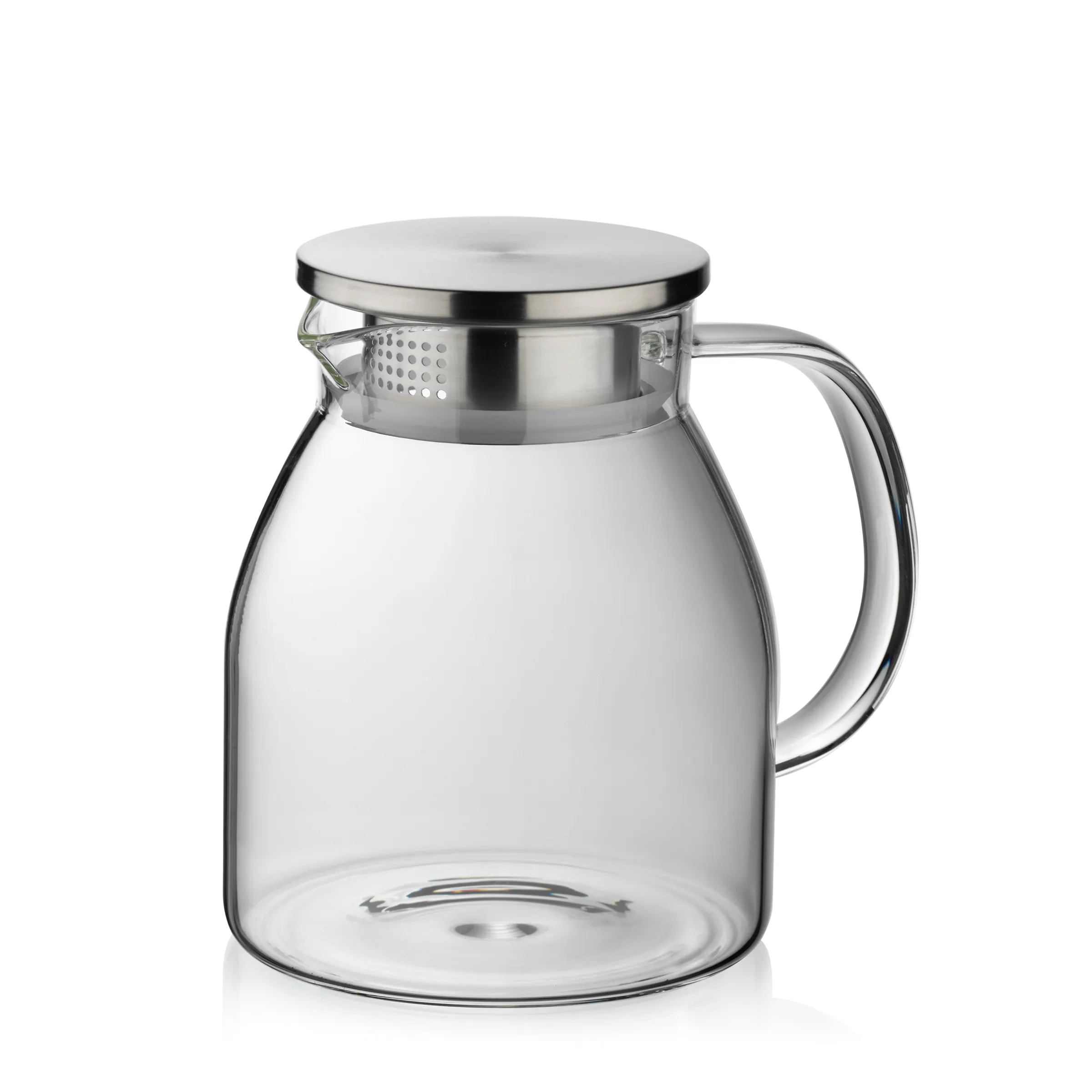 Glaskanne mit Edelstahldeckel und Sieb - Teekanne Wasserkaraffe Glaskanne mit Edelstahldeckel und integriertem Sieb, transparenter Körper mit Henkel auf weißem Hintergrund
