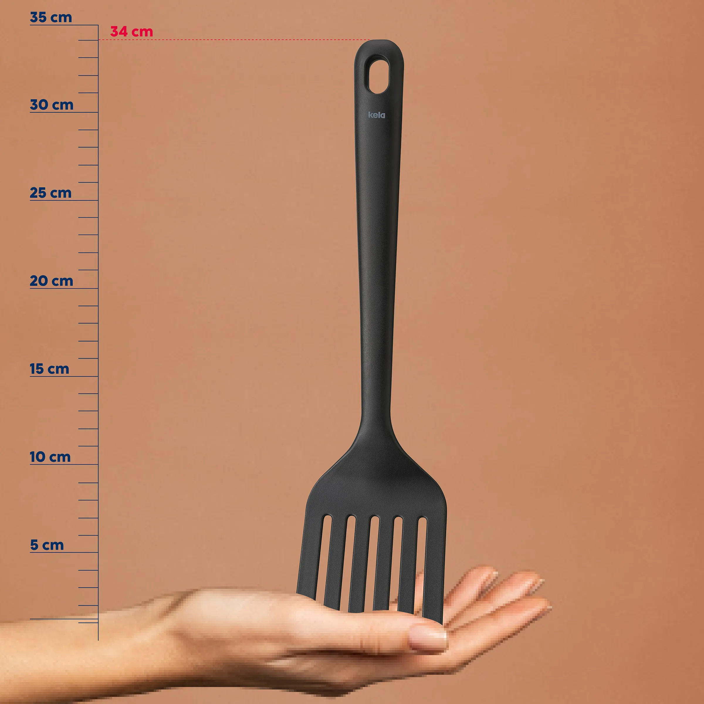 Grillzange Edelstahl - Küchenwerkzeug mit ergonomischem Griff Schwarze Kunststoff-Grillzange mit langem Griff in Handfläche, Größenvergleich mit Zentimeterangaben bis 35 cm