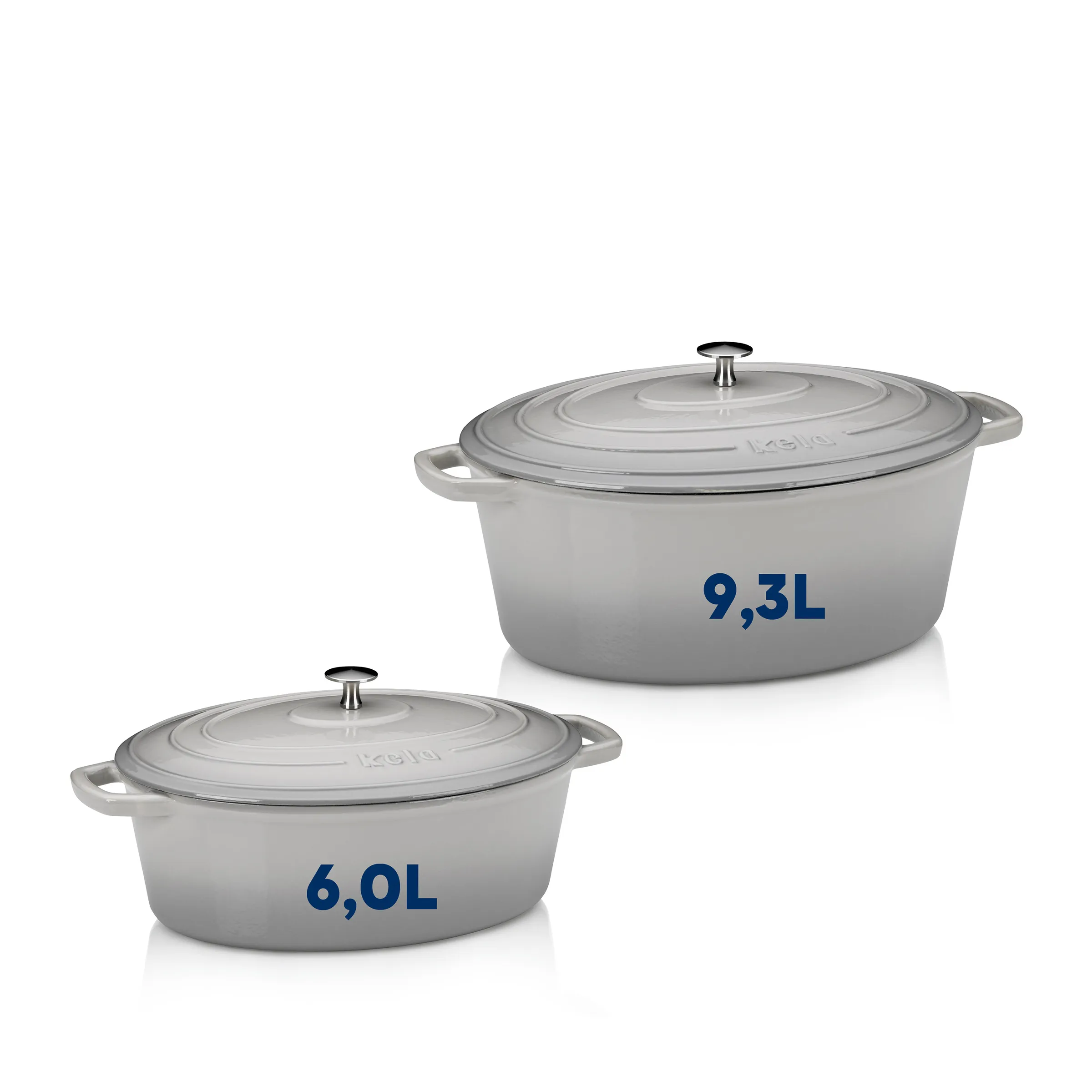 Gusseisen Bräter Set 6L und 9,3L - Ovale Kochtöpfe mit Deckel Zwei graue gusseiserne Bräter mit Deckel in 6,0L und 9,3L Größe auf weißem Hintergrund
