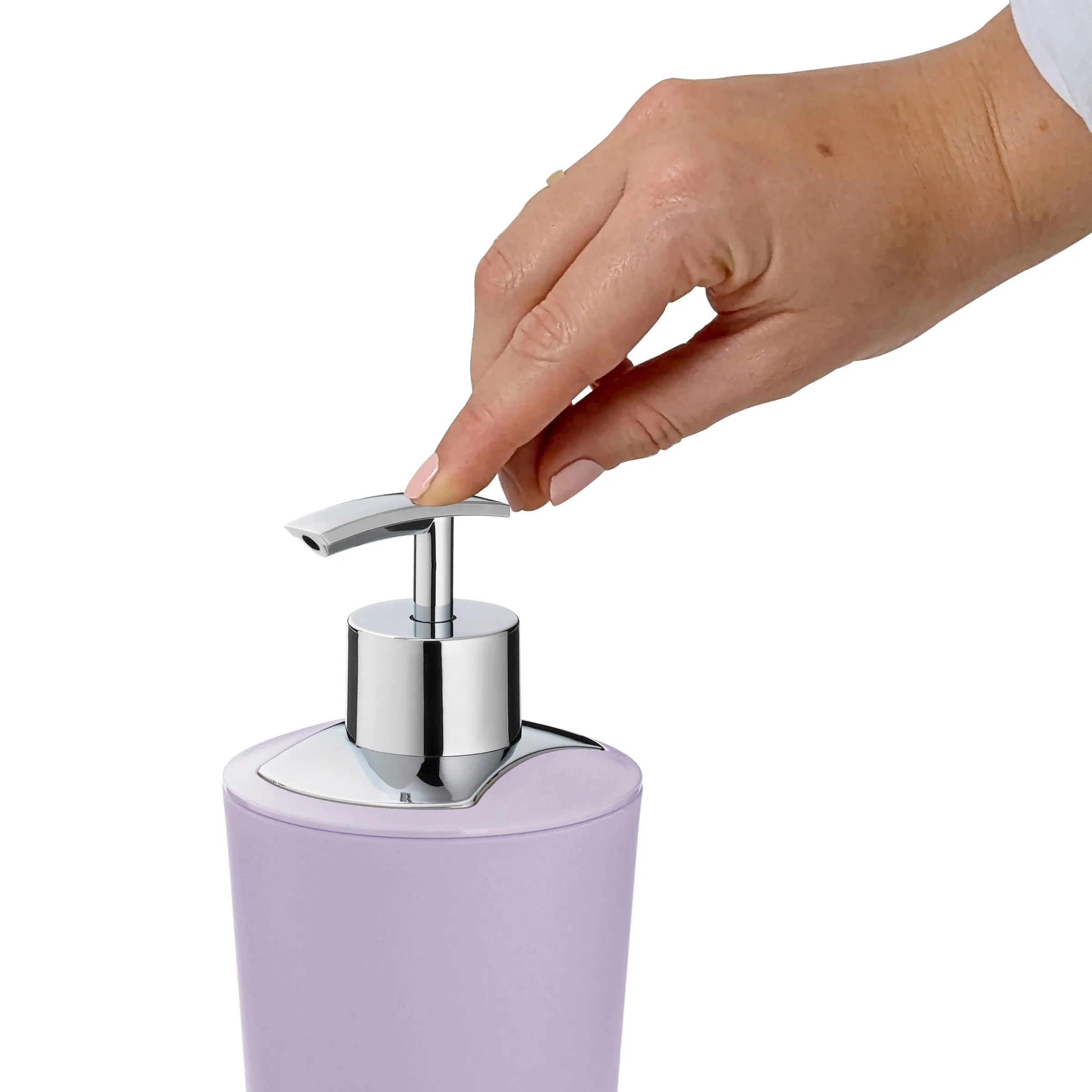 Hand drückt auf Pumpe eines lila Seifenspenders mit Edelstahlpumpe und weißem Hintergrund
