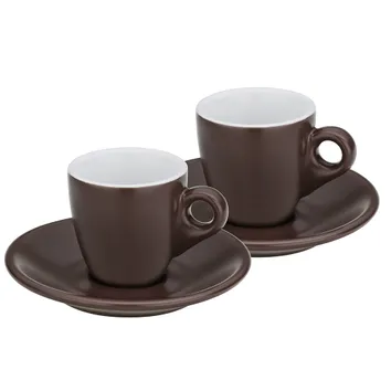 Zwei braune Espressotassen mit weißem Innenbereich auf passenden Untertassen vor weißem Hintergrund