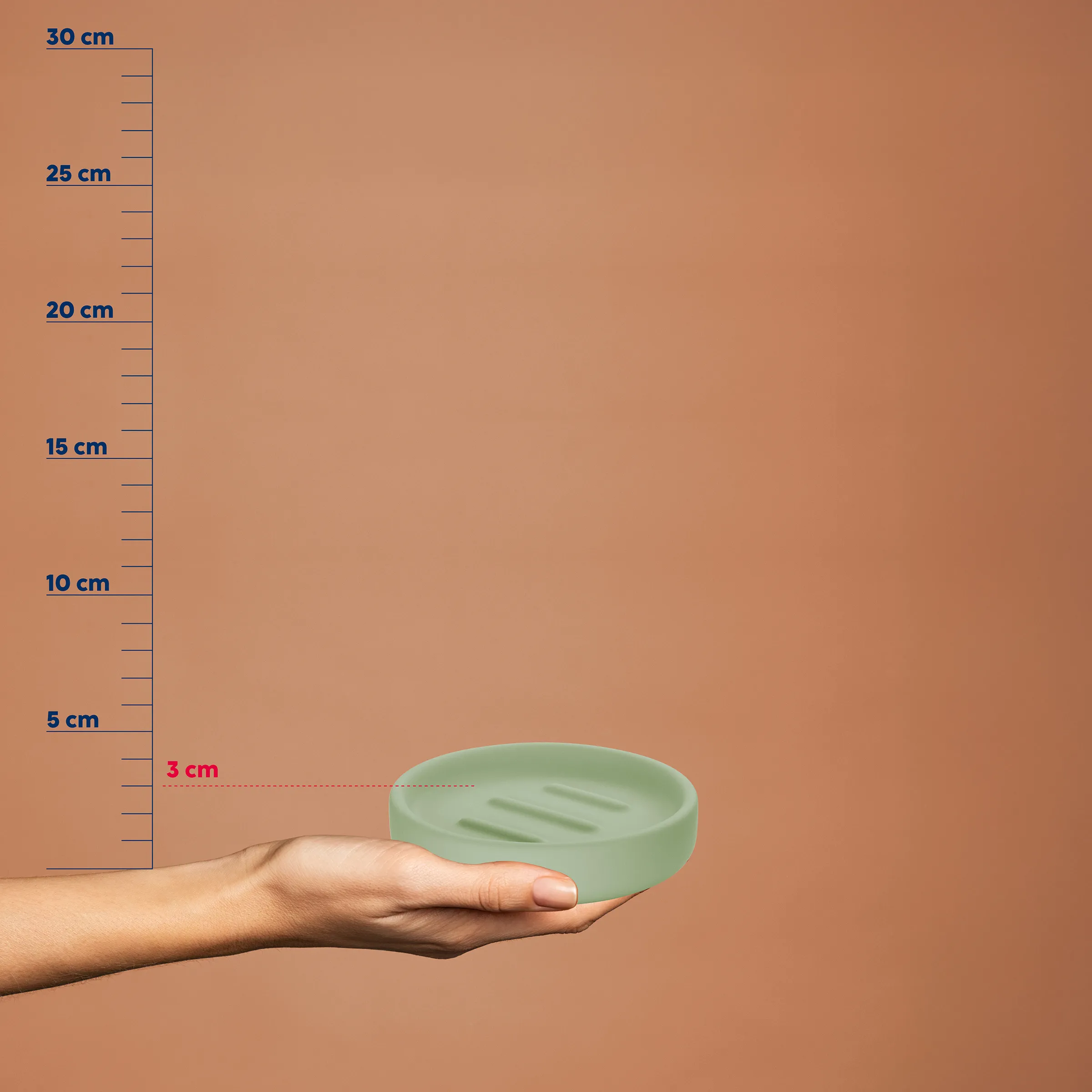Seifenschale grün oval - kompakte Badaccessoires Grüne ovale Seifenschale in einer Hand vor Messskala, Höhe 3 cm