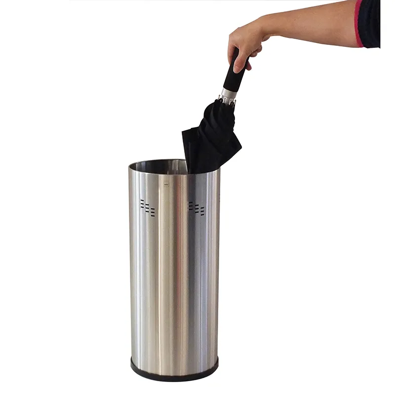 Edelstahl Mülleimer mit Müllsack Hand wirft schwarzen Müllsack in silbernen Mülleimer mit Trittmechanismus