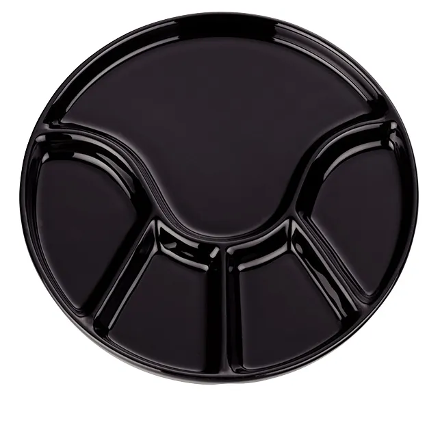 Schwarze runde Tabletttablett mit fünf Fächern und erhöhtem Rand auf weißem Hintergrund.