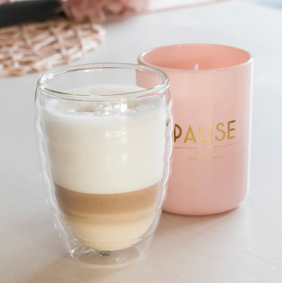 Pause Duftkerze in Glas - Premium Aromatherapie Kerze Doppelwandiges Glas mit geschichteter Pause-Kerze in rosa Behälter auf weißem Untergrund