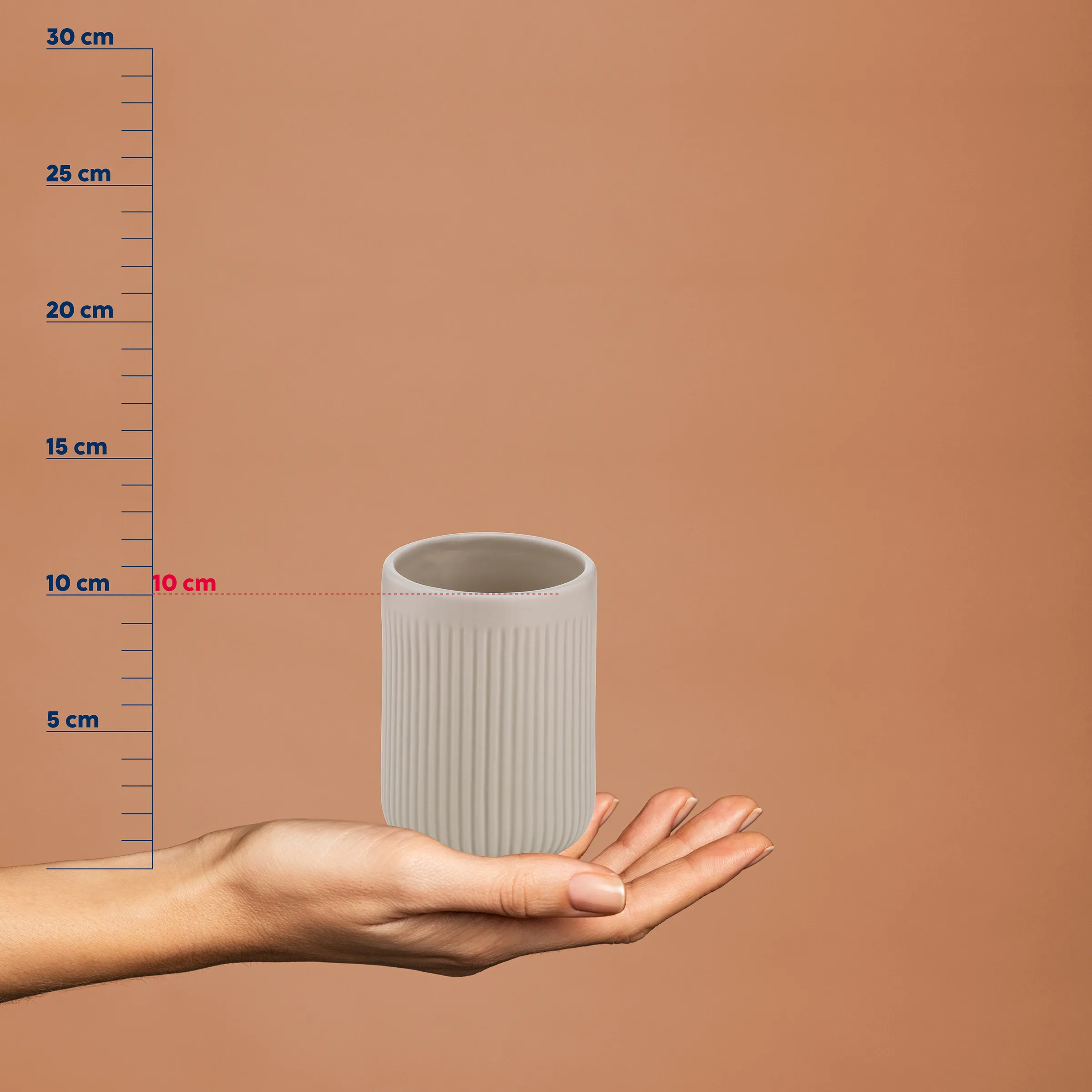 Weiße gerillte Keramikvase 10 cm – Moderne Deko-Vase für Zuhause Weiße Keramikvase mit gerillter Oberfläche auf Hand, Maßstab 10 cm Höhe, vor beigem Hintergrund