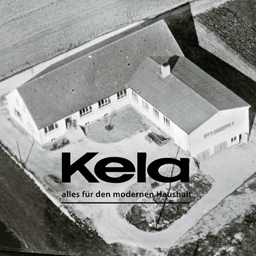 Kela modernes Wohnhaus - alles für den modernen Haushalt Luftaufnahme eines modernen weißen Wohnhauses mit flachem Dach und Innenhof, Kela Logo