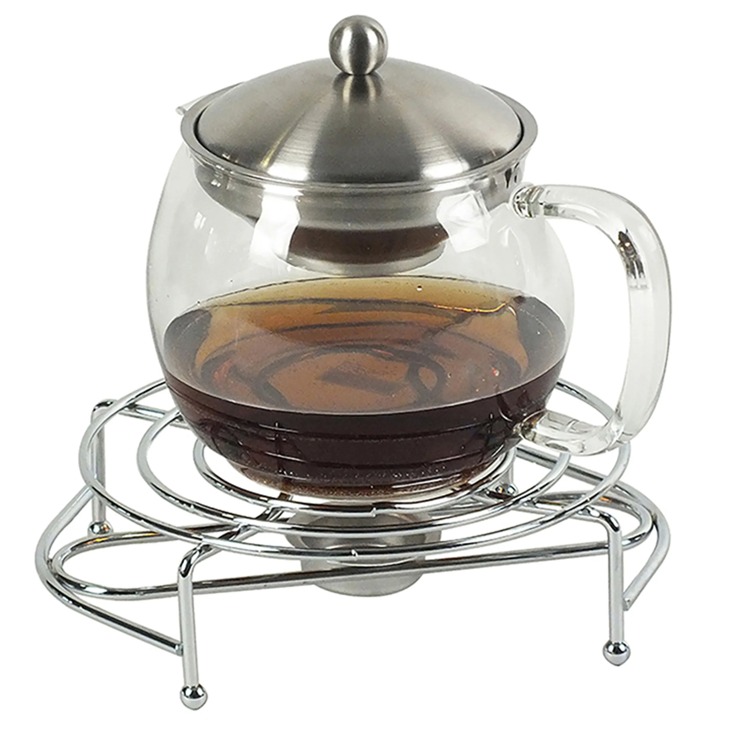 Teekanne aus Glas mit Stövchen und Edelstahl-Teesieb Glas-Teekanne mit Edelstahldeckel und Sieb auf chromfarbenem Stövchen, gefüllt mit frisch gebrühtem Tee