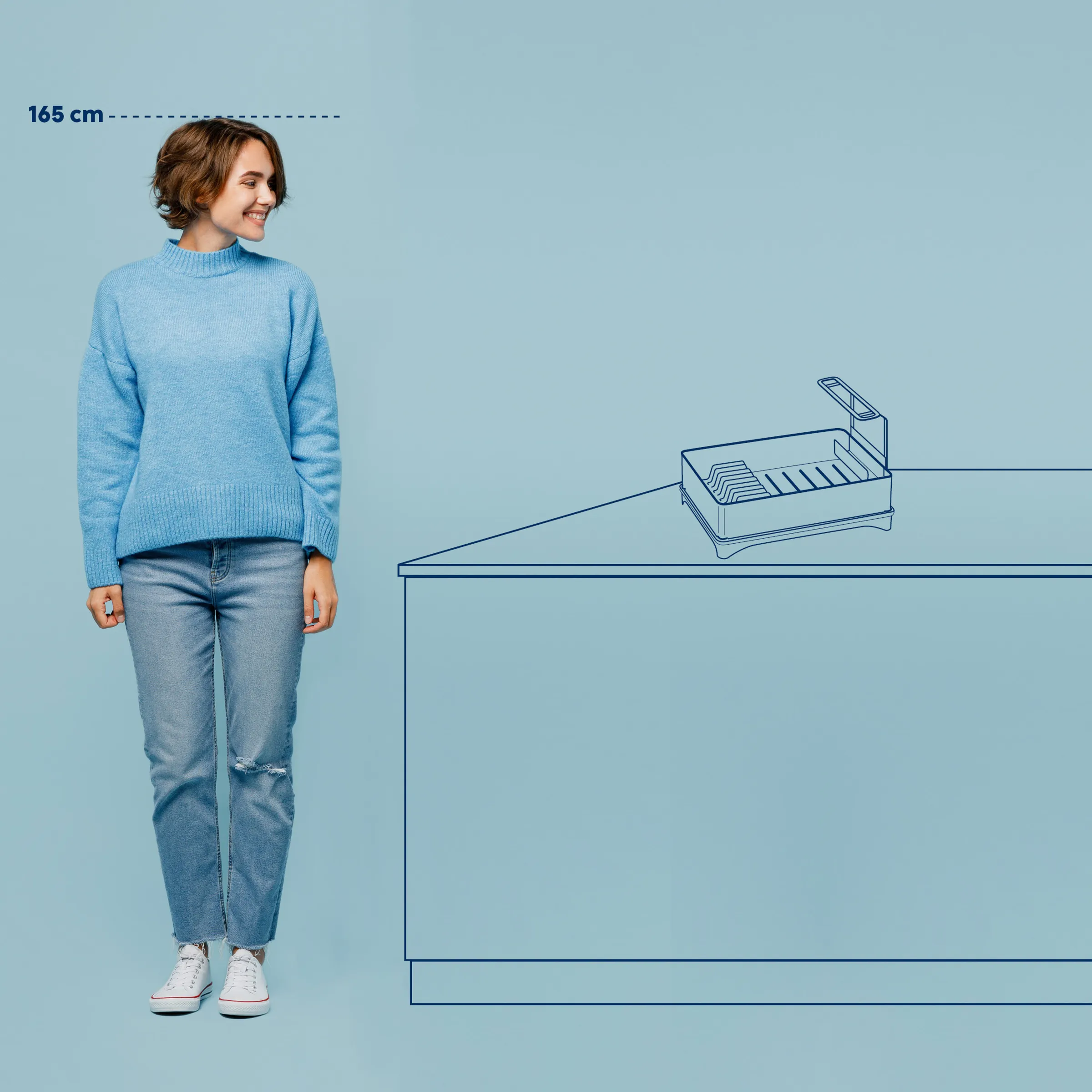 Größenvergleich Spülbecken mit 165 cm Referenzperson Frau (165 cm) neben Spülbecken zur Größendarstellung auf hellblauem Hintergrund