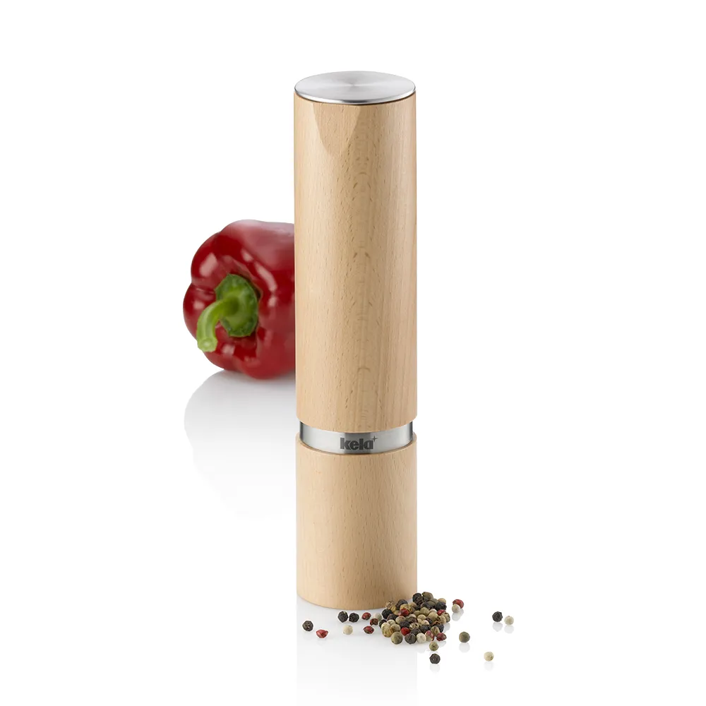 Pfeffermühle Holz - Kela Gewürzmühle mit Keramikmahlwerk und Edelstahl-Details Kela Pfeffermühle aus hellem Holz mit Metallring, neben roter Paprika und bunten Pfefferkörnern