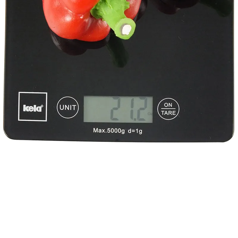 Balance de Cuisine Numérique avec Poivron - Pesage Précis jusqu'à 5000g Poivron rouge sur balance de cuisine numérique kela, affichage indiquant 212 grammes