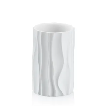 Weiße Vase mit strukturiertem, gewelltem Design und zylindrischer Form auf weißem Hintergrund