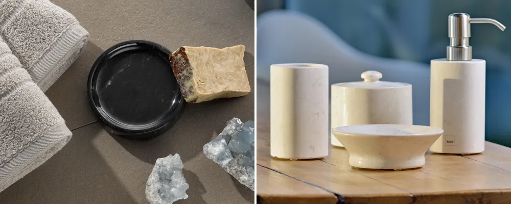 Badezimmer-Accessoires: Seife, schwarze Schale, Handtuch, Badesalz und cremefarbene Behälter mit Pumpe und Deckel