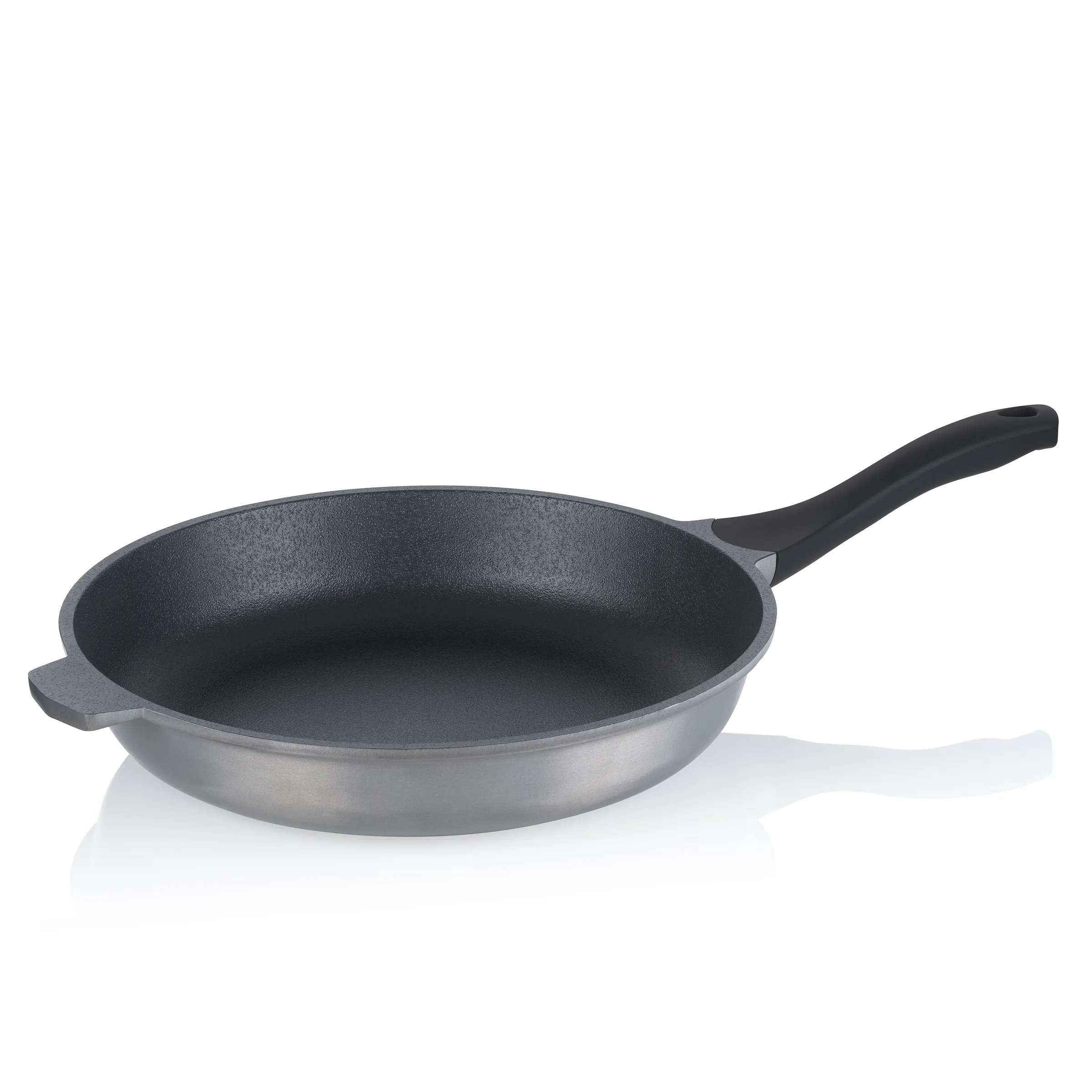 Graue Bratpfanne mit Antihaftbeschichtung und schwarzem ergonomischem Griff auf weißem Hintergrund