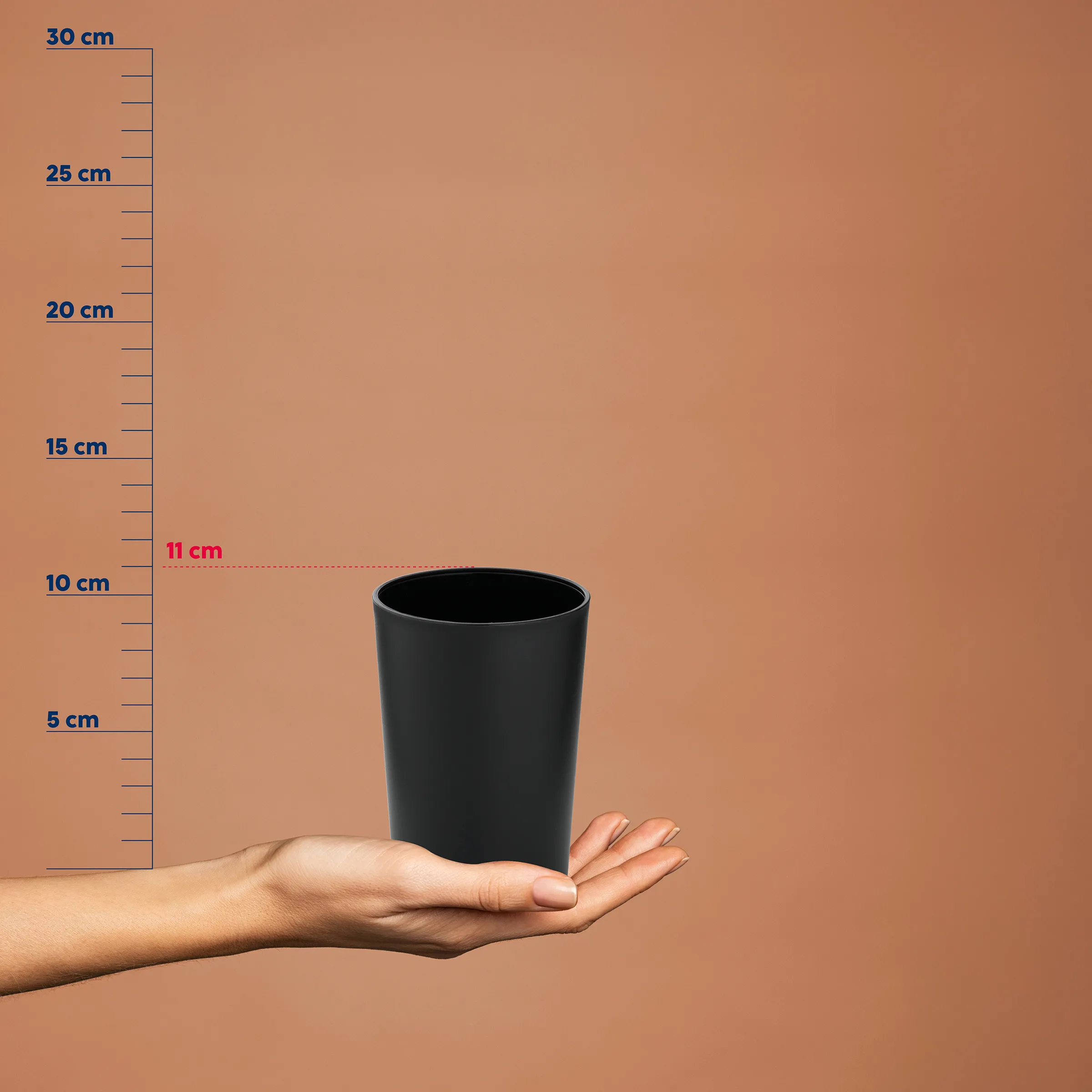 Schwarzer matter Becher 11 cm – modernes minimalistisches Design Hand hält schwarzen matten Becher vor Maßstab, Höhe 11 cm