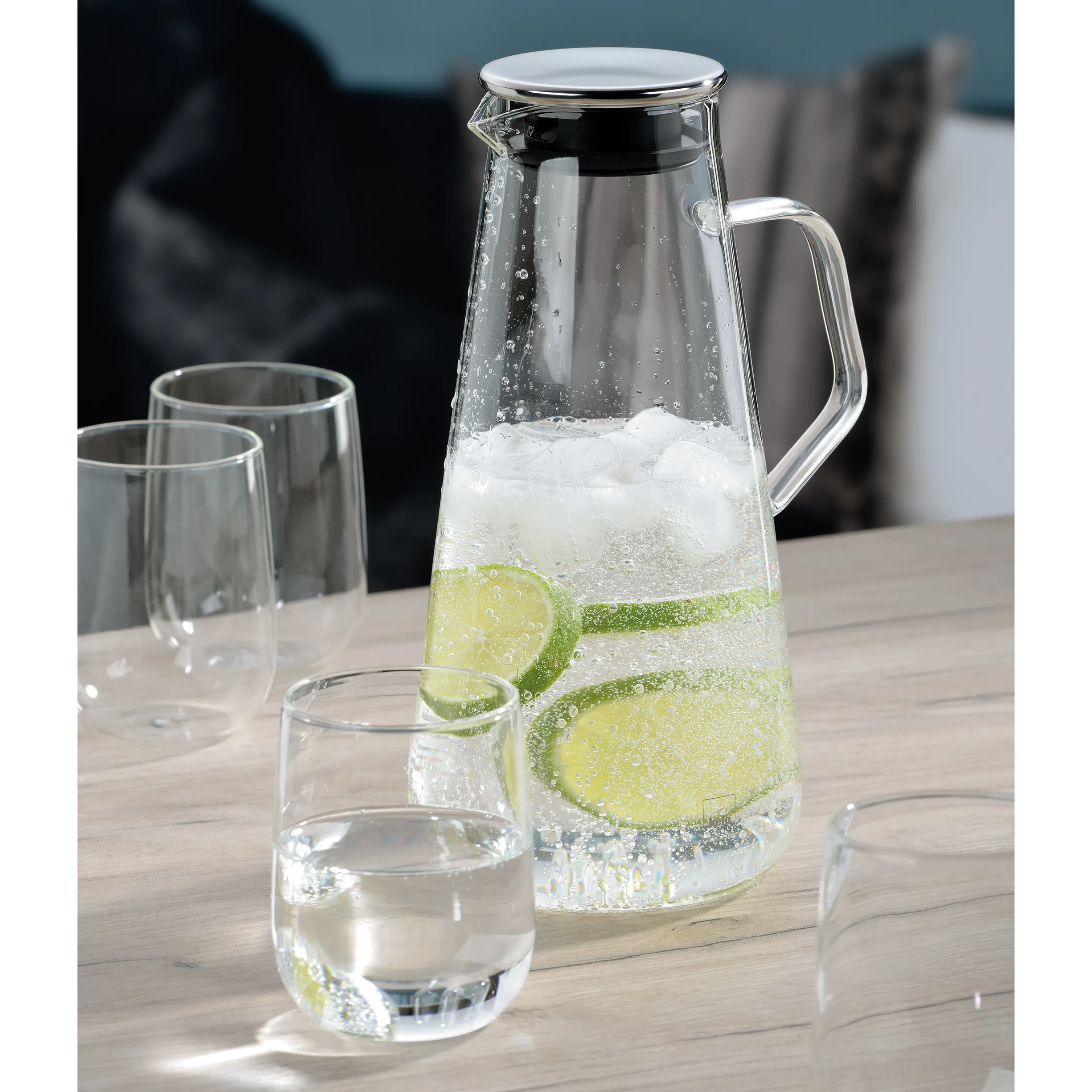 Carafe d'eau avec Citron Vert et Glaçons - Ensemble Boisson Carafe en verre avec eau, tranches de citron vert et glaçons à côté d'un verre rempli sur table en bois