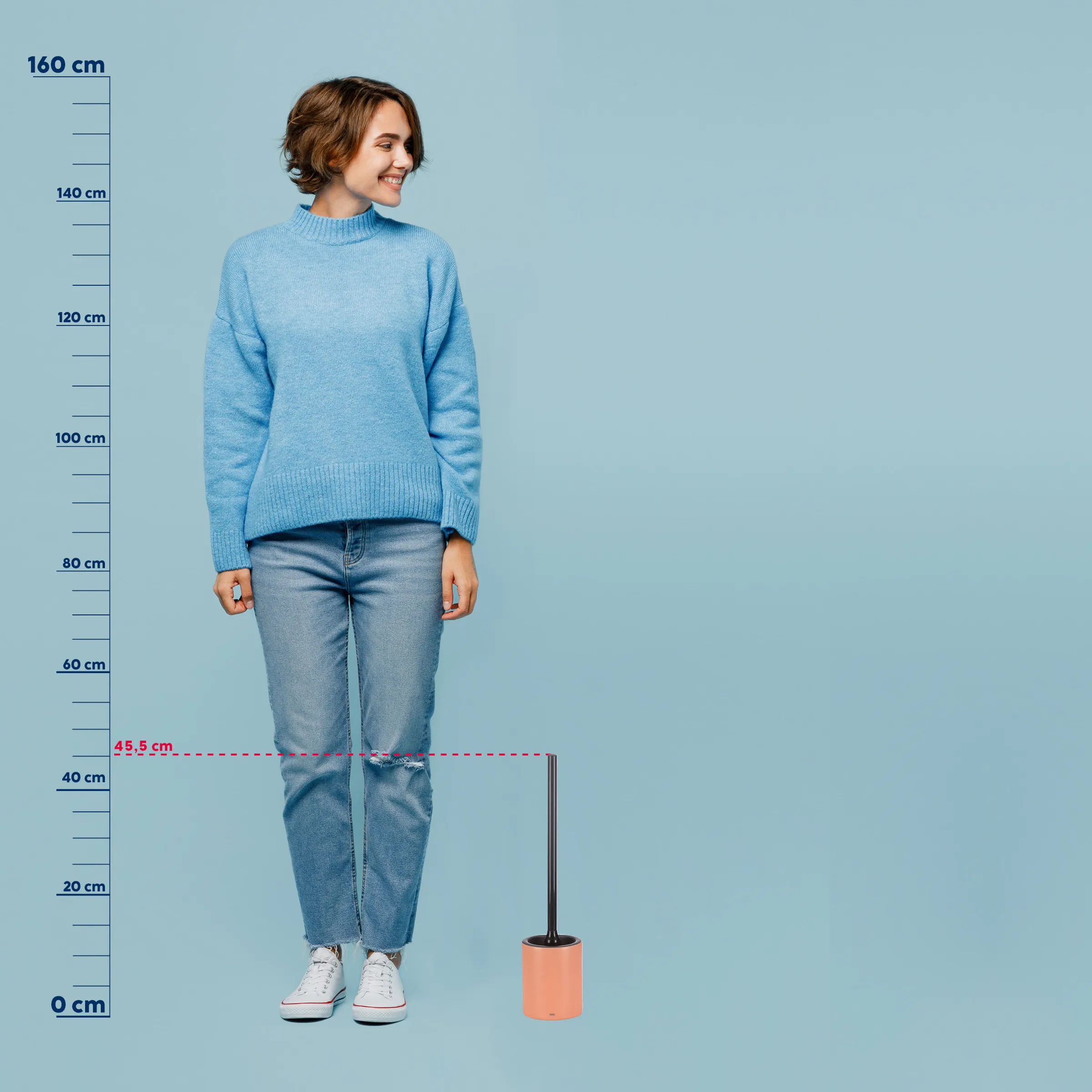 Toilettenbürste mit Halter 45,5 cm - WC-Bürste Größenvergleich Rosa Toilettenbürste mit Porzellanhalter, 45,5 cm hoch, vor Größenskala mit Person in blauem Pullover