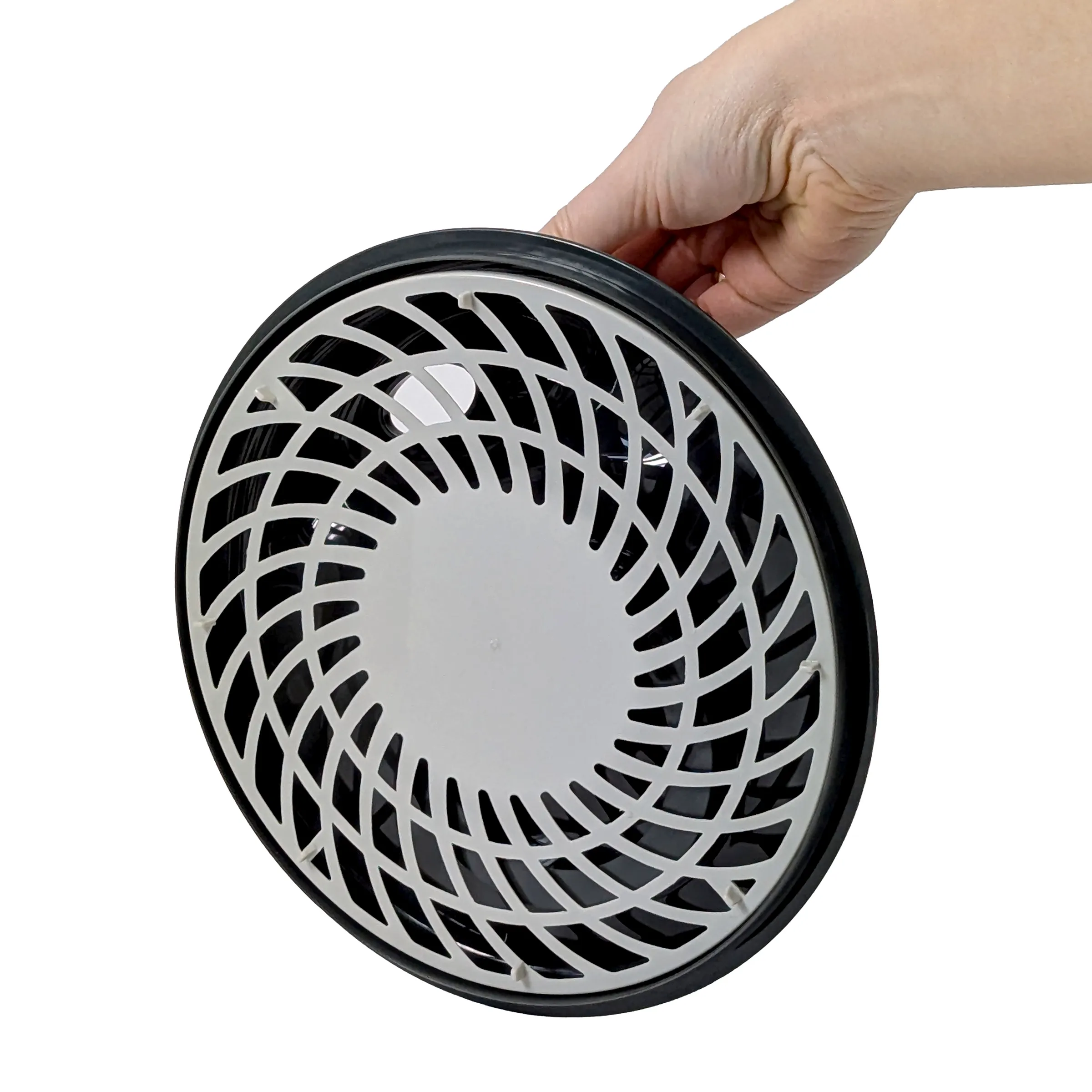 Runder Luftfilter mit Gitterstruktur - Belüftungszubehör Hand hält schwarzen runden Luftfilter mit weißem Filtermedium und Gitterstruktur vor weißem Hintergrund