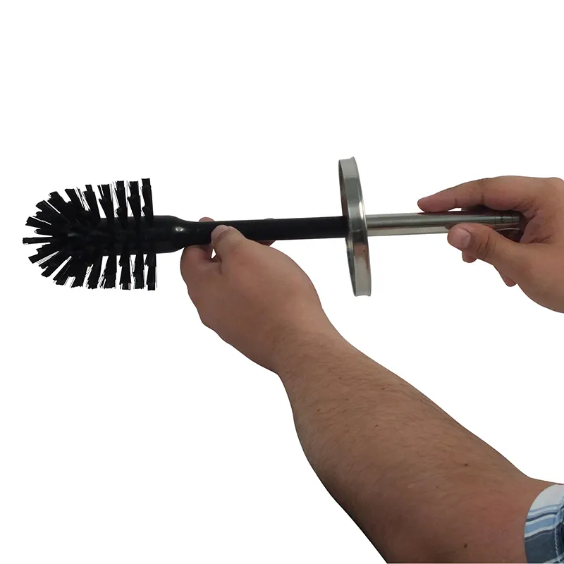Brosse de Toilette avec Support - Brosse de Nettoyage Deux mains tenant une brosse de toilette noire avec manche en métal et couvercle de nettoyage gris horizontalement.