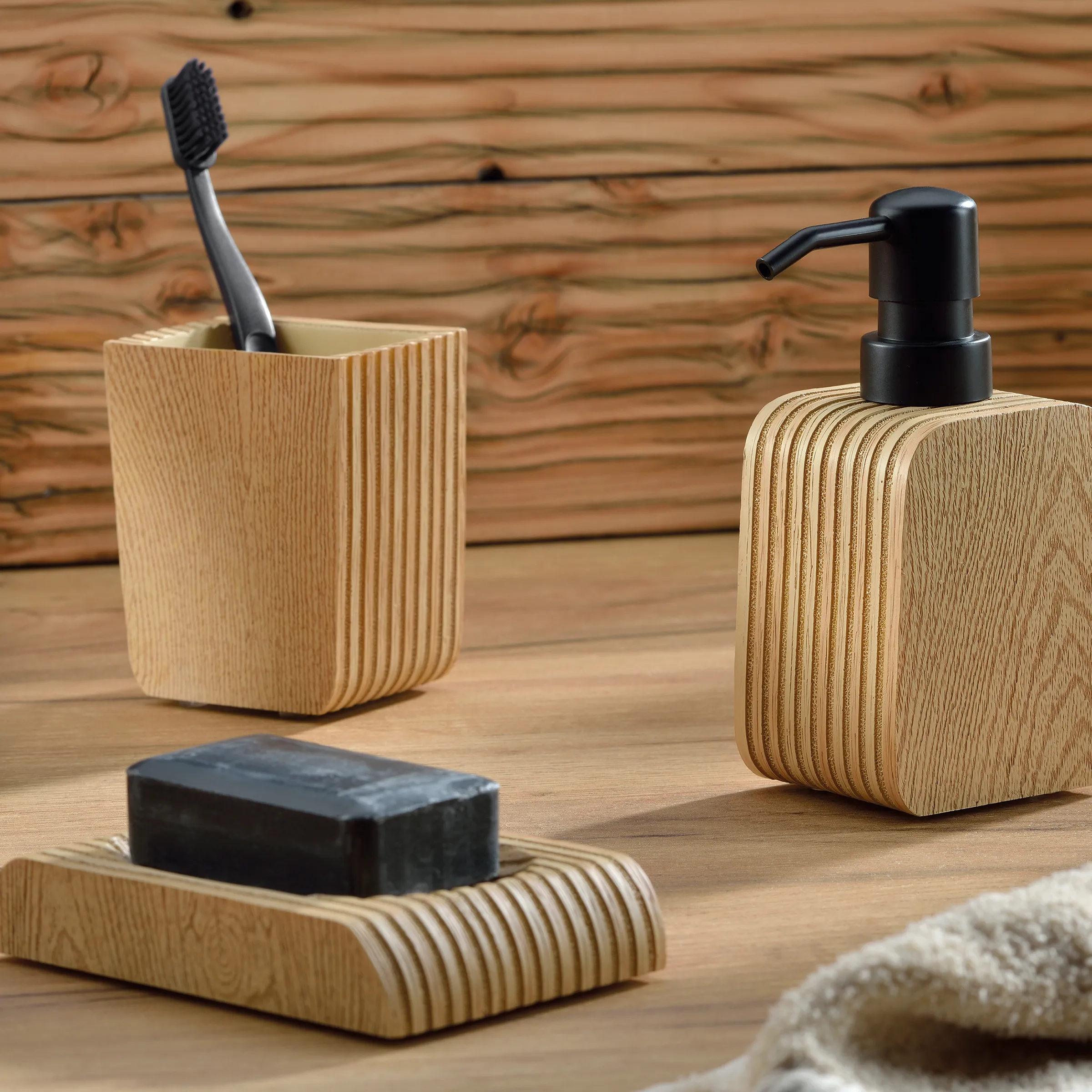 Holz-Badaccessoires Set mit Zahnbürste, Seifenschale, Zahnstocher-Behälter und Flüssigseifenspender auf Holztisch