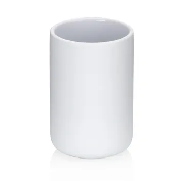 Weißer zylindrischer Becher aus Keramik mit glatter Oberfläche und breiter Öffnung, freistehend vor weißem Hintergrund.