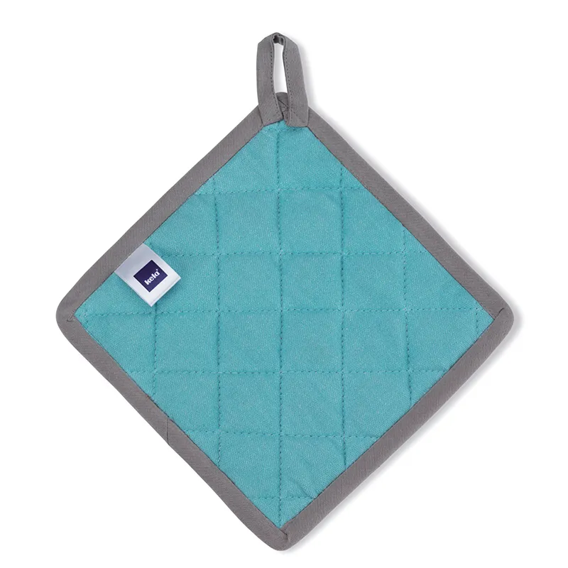Graugrüne Topflappen-Matte mit türkisem Quilted-Muster und grauem Rand, an einer Schlaufe hängend