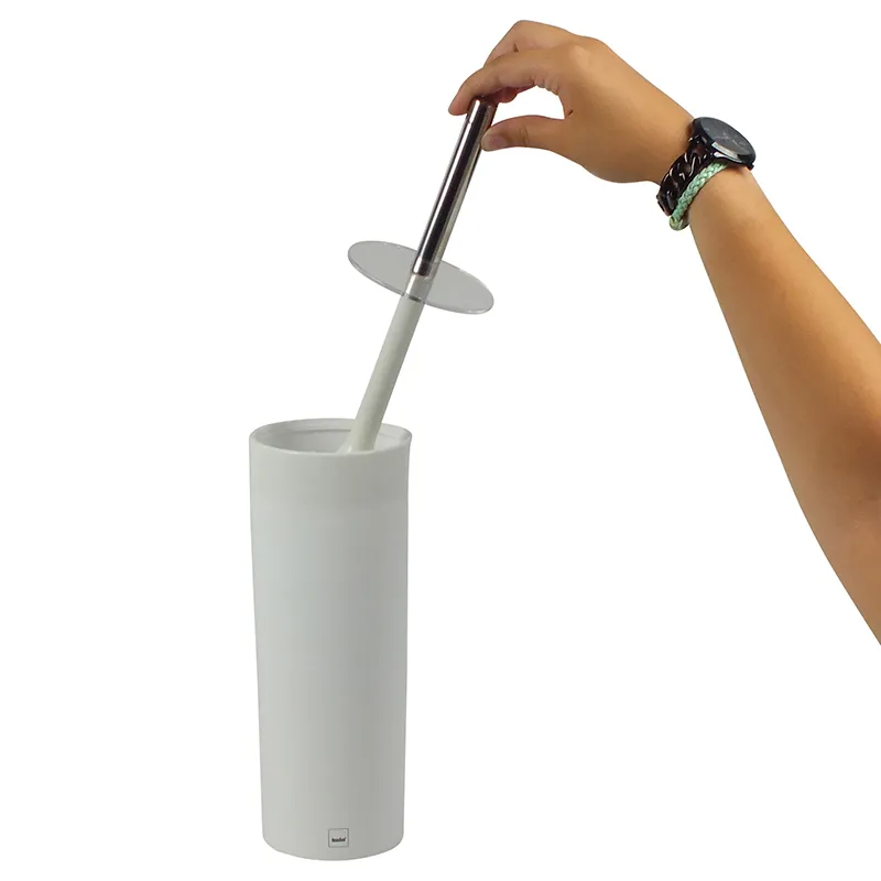 Moderne Toilettenbürste mit weißem Halter - Badezimmer WC-Garnitur Hand hebt Toilettenbürste aus weißem zylindrischem Halter, modernes Badezimmer-Accessoire