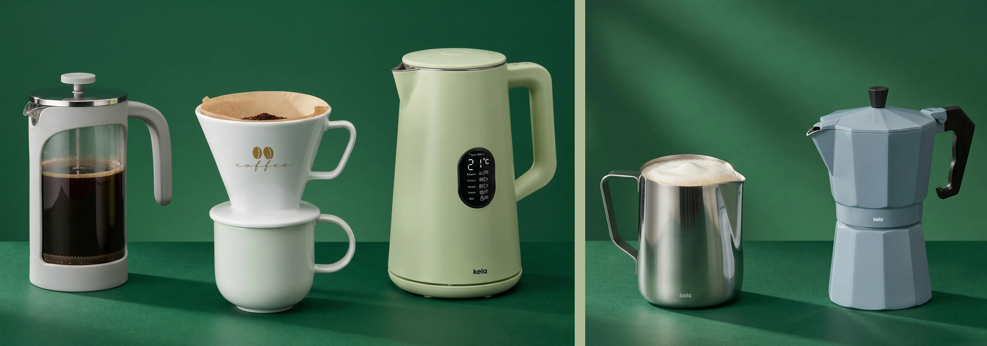 Kaffeezubehör Set - French Press, Pour Over Filter, Wasserkocher und Espressokocher Kaffeezubehör-Set mit French Press, Handfilter, Wasserkocher, Milchkännchen und Espressokocher vor grünem Hintergrund