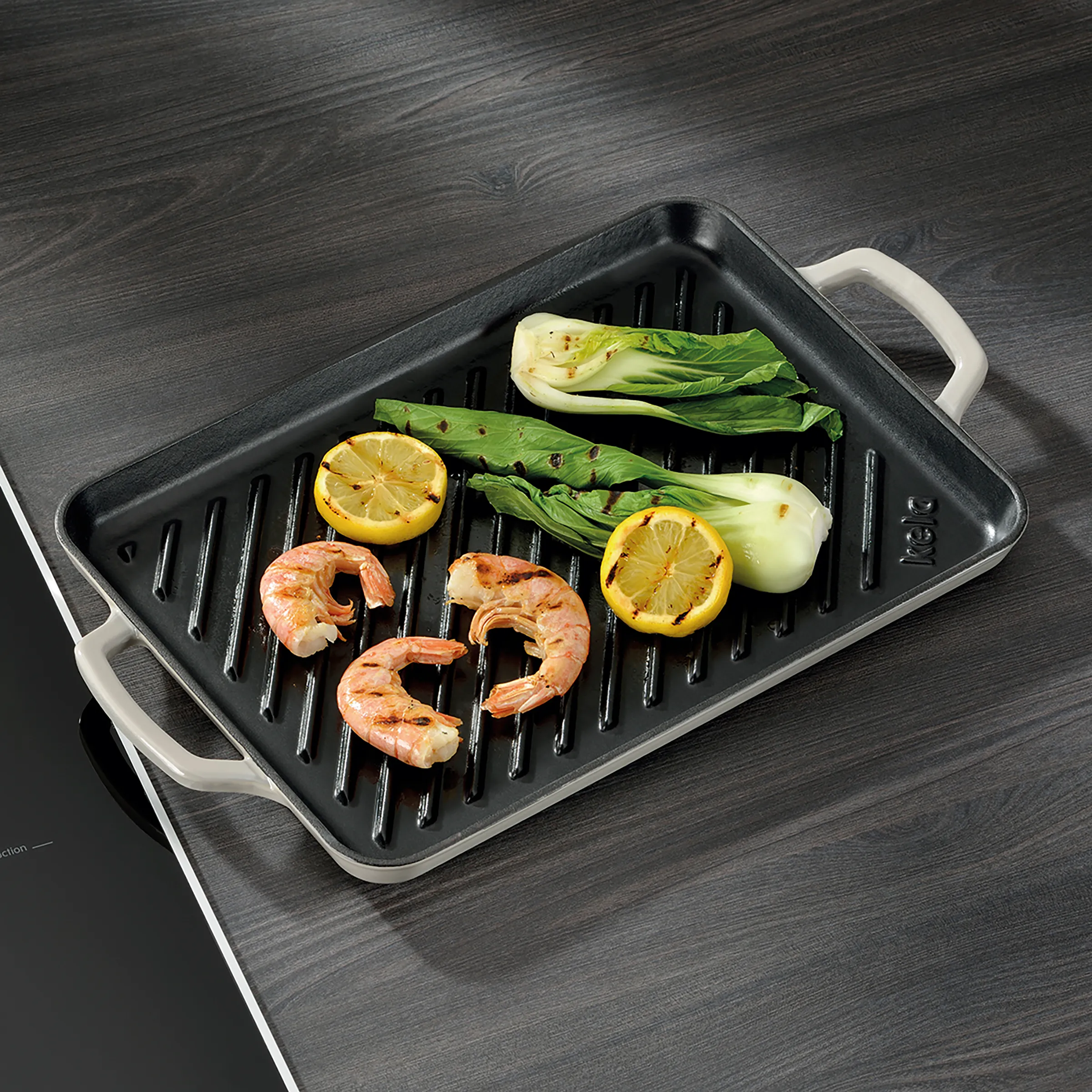 Grillpfanne mit gegrillten Garnelen, Zitronenscheiben und Pak Choi auf Induktionskochfeld