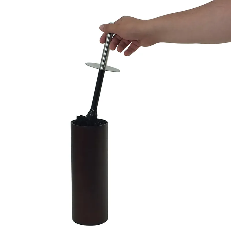 Toilettenbürste mit Behälter - WC Reinigung Hand hält Toilettenbürste mit schwarzem Griff über schwarzem Behälter, isoliert auf weißem Hintergrund.
