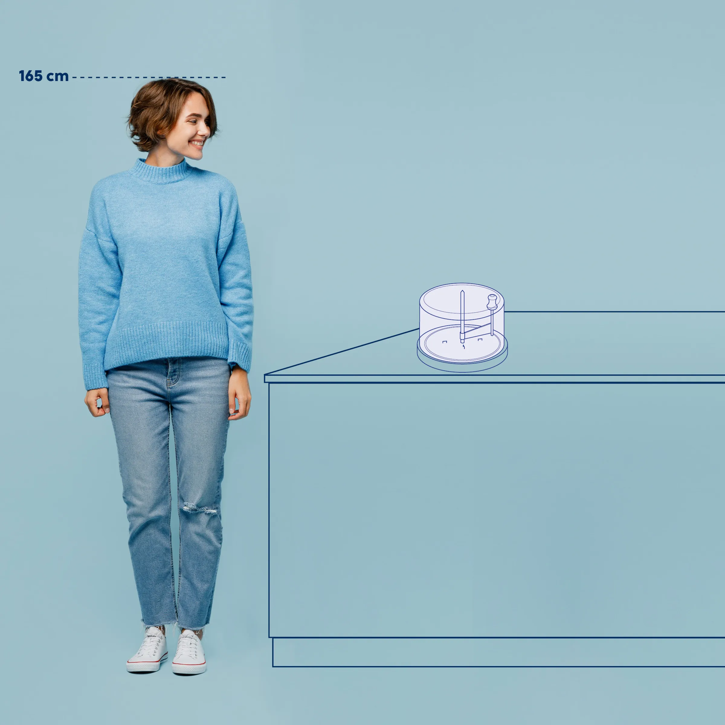 Ultraschall-Luftbefeuchter Größenvergleich - Kompaktes Design für optimale Raumluft Frau in blauem Pullover steht neben Tisch mit Ultraschall-Luftbefeuchter, Höhenangabe 165 cm