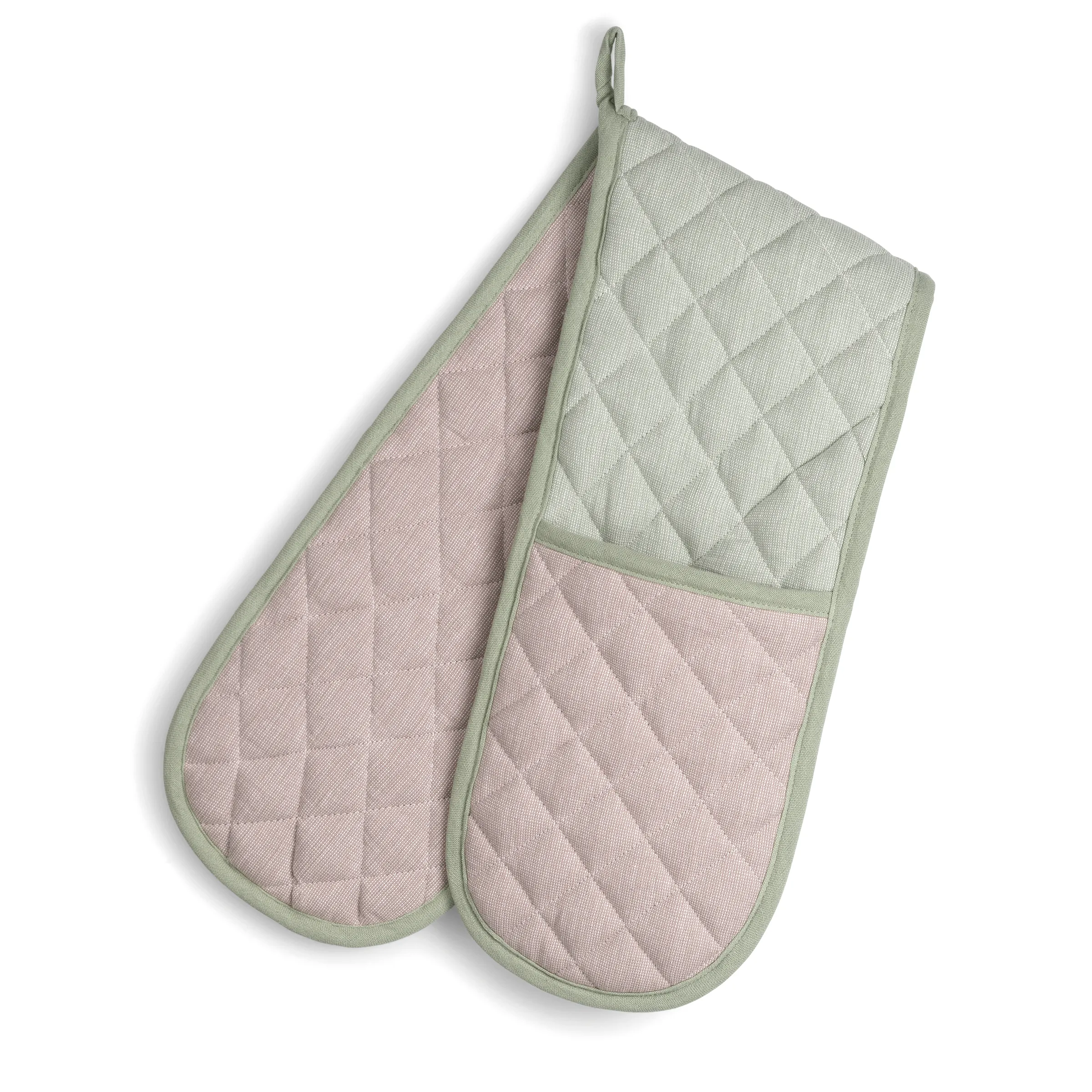 Wattierte Ofenhandschuhe in Creme und Rosa mit Diamantmuster und grünem Rand, an einer Schlaufe aufgehängt.