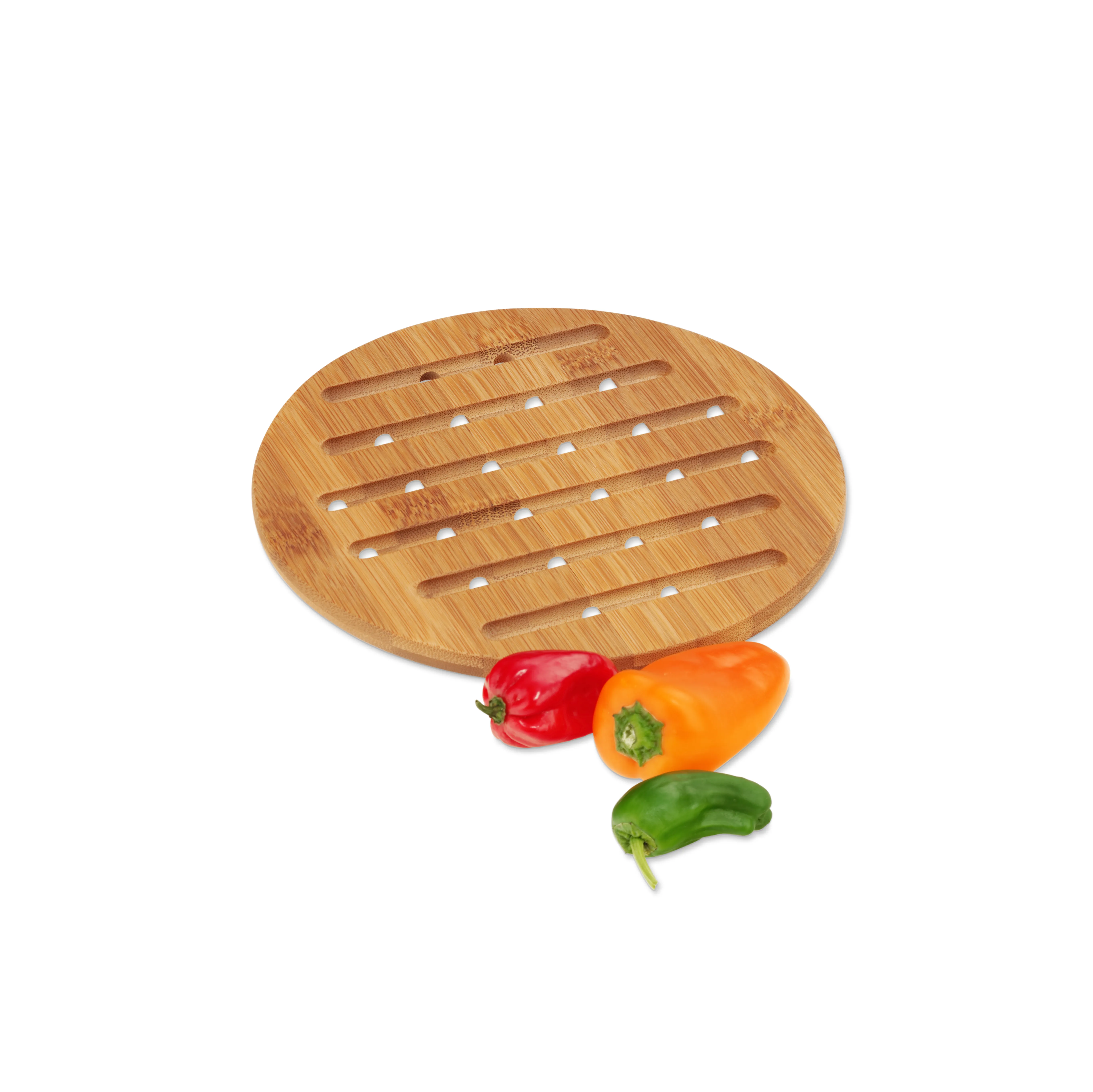 Bambusschneidebrett oval mit Gemüse Ovales Bambusschneidebrett mit Rillen und Saftrinne, daneben rote, orange und grüne Paprika