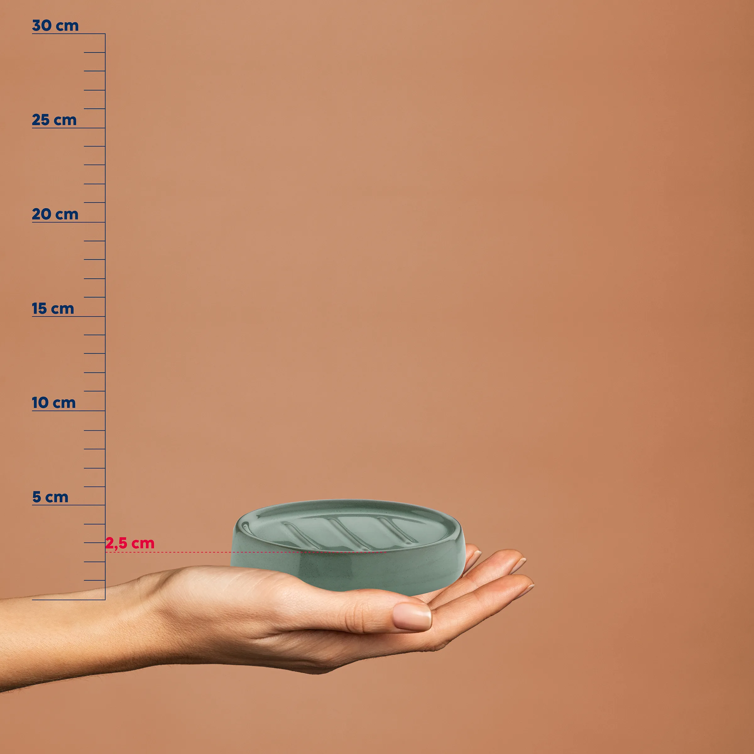 Mintgrüne Seifenschale mit Abtropfrillen - kompakte runde Seifenablage 2,5 cm Hand hält runde mintgrüne Seifenschale mit Abtropfrillen, Größenskala zeigt 2,5 cm Höhe