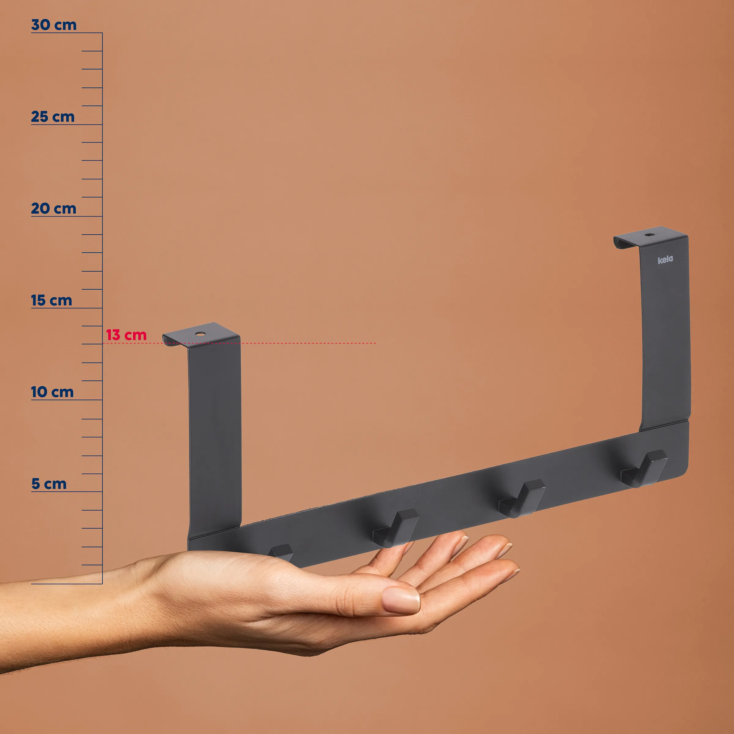 Schwarze Türgarderobe mit Haken und zwei Türhalterungen, Hand zeigt Größe, Maßstab 13 cm markiert